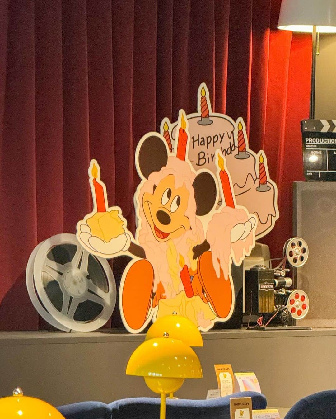 Hatamaさんのインスタグラム写真 - (HatamaInstagram)「＊  ＊  “The Wonder Movie CAFE”🎞️  11月1日から１ヵ月間ミッキーマウスのバースデーをお祝いする企画を開催中！  今日はキュートな限定メニューを取材させていただきました🎂✨  .  ☑︎バースデーサンドイッチ ¥2,200 ( 税込 ¥2,420) バースデーケーキをイメージしたサンドイッチ🥪 ミッキーのピックが可愛いです❣️ ホイップはマッシュポテトで表現しています。  ☑︎バースデースムージー ¥1,300 ( 税込 ¥1,430) イエロー、レッド、ホワイトの三層でミッキーを表現！ ストロベリー風味のヨーグルトスムージーです。  ☑︎ Cheers! ソーダ ¥1,100 ( 税込 ¥1,210) ミッキーとミニーのタグが可愛いドリンクはマスカット風味のソー ダです。 まるでシャンパンのような見た目でカンパイにぴったり🙌  ちなみに、対象メニュー注文特典でオリジナルステッカーももらえます！！(メニューを複数注文した場合も1人1枚です)  .  あと5日でミッキーの誕生日も本番🎂  ぜひ、お祝い気分を盛り上げに足を運んでみてくださいねー！！✨  .  ☑︎The Wonder Movie CAFE 住所 ：〒150-0001 東京都渋谷区神宮前 4-12-10 表参道ヒルズ 本館 地下 3 階 BOX cafe&space 表参道ヒルズ店  .  #thewondermoviecafe #d100カフェ #ディズニー100 #ディズニー #ミッキーの誕生日 #表参道ヒルズ  ©Disney ©Disney. Based on the "Winnie the Pooh" works by A.A. Milne and E.H. Shepard.」11月13日 23時06分 - hatama_1118