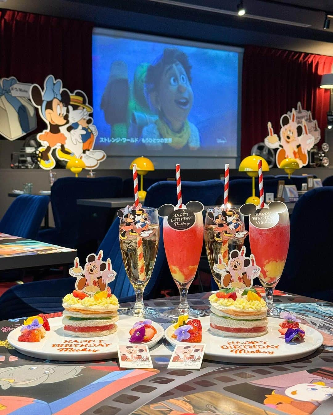 Hatamaのインスタグラム：「＊  ＊  “The Wonder Movie CAFE”🎞️  11月1日から１ヵ月間ミッキーマウスのバースデーをお祝いする企画を開催中！  今日はキュートな限定メニューを取材させていただきました🎂✨  .  ☑︎バースデーサンドイッチ ¥2,200 ( 税込 ¥2,420) バースデーケーキをイメージしたサンドイッチ🥪 ミッキーのピックが可愛いです❣️ ホイップはマッシュポテトで表現しています。  ☑︎バースデースムージー ¥1,300 ( 税込 ¥1,430) イエロー、レッド、ホワイトの三層でミッキーを表現！ ストロベリー風味のヨーグルトスムージーです。  ☑︎ Cheers! ソーダ ¥1,100 ( 税込 ¥1,210) ミッキーとミニーのタグが可愛いドリンクはマスカット風味のソー ダです。 まるでシャンパンのような見た目でカンパイにぴったり🙌  ちなみに、対象メニュー注文特典でオリジナルステッカーももらえます！！(メニューを複数注文した場合も1人1枚です)  .  あと5日でミッキーの誕生日も本番🎂  ぜひ、お祝い気分を盛り上げに足を運んでみてくださいねー！！✨  .  ☑︎The Wonder Movie CAFE 住所 ：〒150-0001 東京都渋谷区神宮前 4-12-10 表参道ヒルズ 本館 地下 3 階 BOX cafe&space 表参道ヒルズ店  .  #thewondermoviecafe #d100カフェ #ディズニー100 #ディズニー #ミッキーの誕生日 #表参道ヒルズ  ©Disney ©Disney. Based on the "Winnie the Pooh" works by A.A. Milne and E.H. Shepard.」