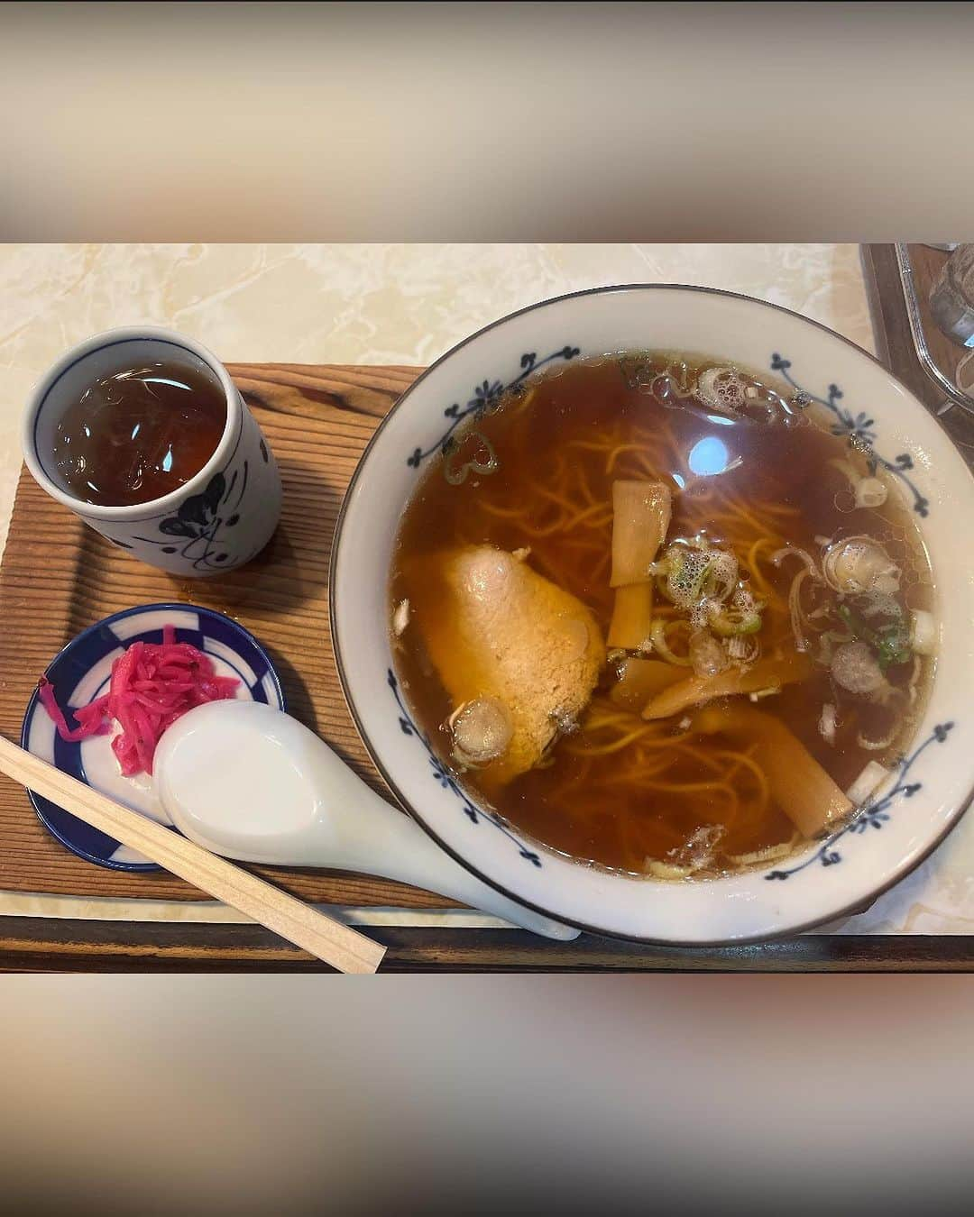 NakamuraEmiさんのインスタグラム写真 - (NakamuraEmiInstagram)「🥢  ／ 三重県桑名市 #魅力みつけびと Nakamura就任 Nakamura目線  桑名市 なとりっぷ❼🪭(ことりっぷ番外編) ＼  ことりっぷさんと回った桑名市。Nakamura目線でオフショットと共に桑名の素敵なところUPしまーす  𓇬  𓇬  𓇬  𓇬  𓇬  𓇬  𓇬  𓇬  𓇬  𓇬 𓇬  𓇬  𓇬  𓇬  𓇬  𓇬  𓇬  𓇬   『 エンシュウヤ 』   𓇬  𓇬  𓇬  𓇬  𓇬  𓇬  𓇬  𓇬  𓇬  𓇬 𓇬  𓇬  𓇬  𓇬  𓇬  𓇬  𓇬  𓇬   去年の魅力みつけびとで、私も大好きな菊地亜希子さんも行っていたこのエンシュウヤさん。  ご夫婦で開店当初からずっと切り盛りされてるそう。お昼どきはすぐ満席。 私は桑名の伊藤市長が高校生の頃から食べてるラーメンをいただきました。 さっぱりでもしっかり食べた感じ。最高に美味しかったです。亜希子さんが食べてたパフェとかも美味しそうだったなぁ！  ここのご主人が、石取祭りの時に袴を着て春日神社で見かけた時はカッコよかったなぁ  地元の皆様に愛されるエンシュウヤさん。レトロで見かけも素敵ですが味も最高。ぜひ。  .........................................  ことりっぷさんにて「桑名×NakamuraEmi」の素敵な写真と記事もみれます〜！ https://co-trip.jp/article/619293/   #なとりっぷ　#三重県桑名市 #魅力みつけびと #三重県 #桑名 #エンシュウヤ #ことりっぷ#NakamuraEmi #物件好き」11月13日 23時06分 - nou.emi