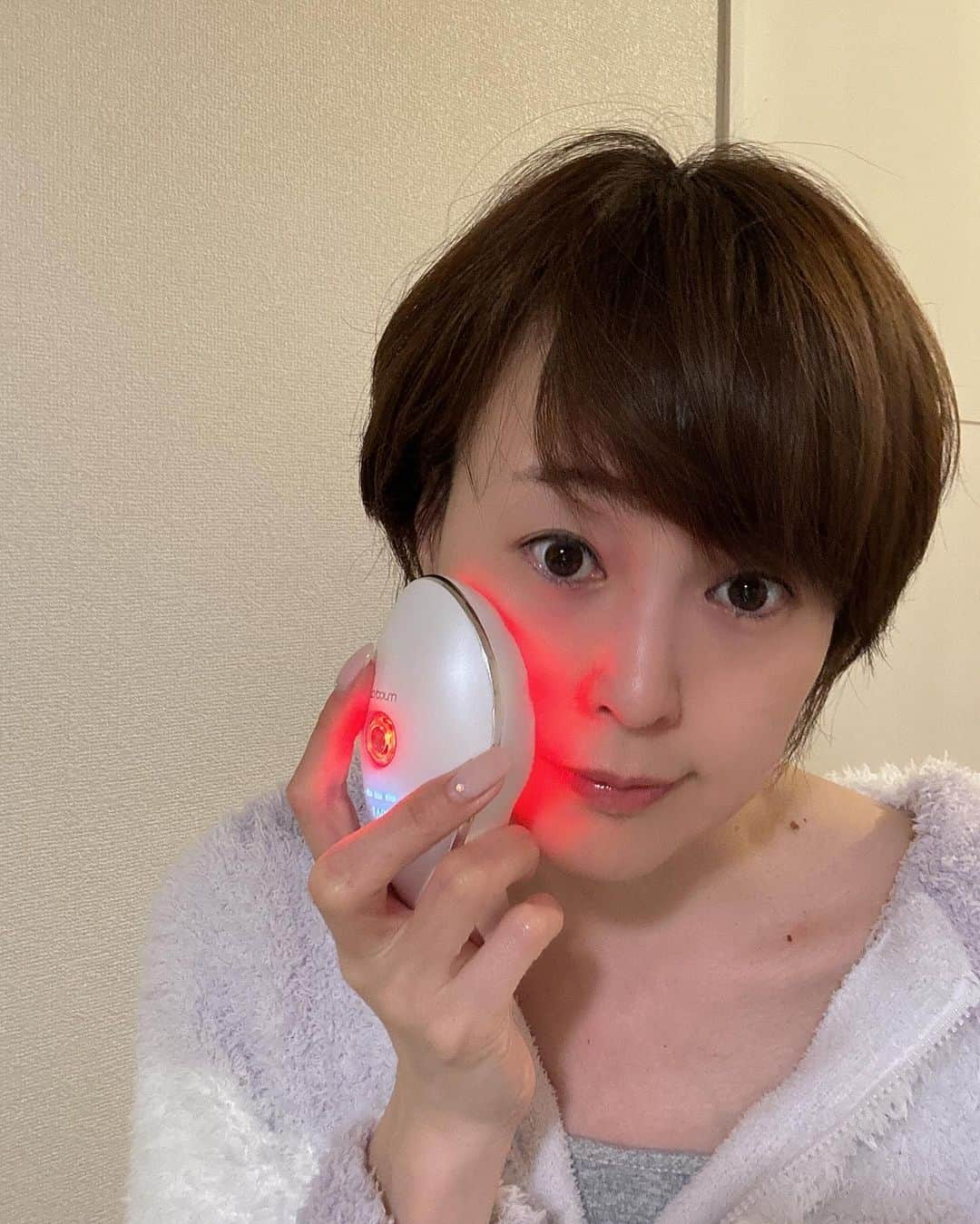 岩瀬玲さんのインスタグラム写真 - (岩瀬玲Instagram)「IKKOさんプロデュースの美顔器 MEラボン @beauty_me_series  もちろん知ってました！ そして気になってました！  そしたらお試しさせてもらう機会が❤️ 元々美顔器大好き うちには20台ぐらいの美顔器があります 先月も先々月も買いました😆  MEラボンは エレクトロポレーション ラジオ波 EMS が簡単に一度にできちゃう美顔器  1秒に3.2個売れたんだって‼️😳  今回は専用ジェルをつけて使ったけど お手持ちの化粧品でもいいみたい でもこのジェルもすごい良かった ジェルなのにベタベタしなくて 使いやすい❤️  そしてMEラボンの気に入った点は ▶️軽くて使いやすい ▶️接着面が広いから短い時間でもケアできる ▶️ボタンが１つで完結できるから楽 ▶️ボディにも使える ▶️高機能なのに高くない、しかもTBSショップではジェル付きで半額以下で買える ▶️クールモードにすると瞬時に冷たくなる  ほんと最近の美顔器って昔に比べて コンパクトで高機能でお値段もびっくりするぐらい安い  最近顔のたるみと乾燥が気になって 顔が疲れてるみたいに見えるから たくさん使わせてもらいます  あー嬉しい  すごい昔にとある撮影でIKKOさんに お会いしたことあったけど 本当にちゃんとした物しか認めない、という 感じがすごいあったので IKKOさんプロデュースって説得力あるなと思います  #PR #MEラボン #IKKO初プロデュース美顔器 #美顔器 #おうちエステ #美容 #MEラボンでおうちエステ」11月13日 23時06分 - akirakkuma