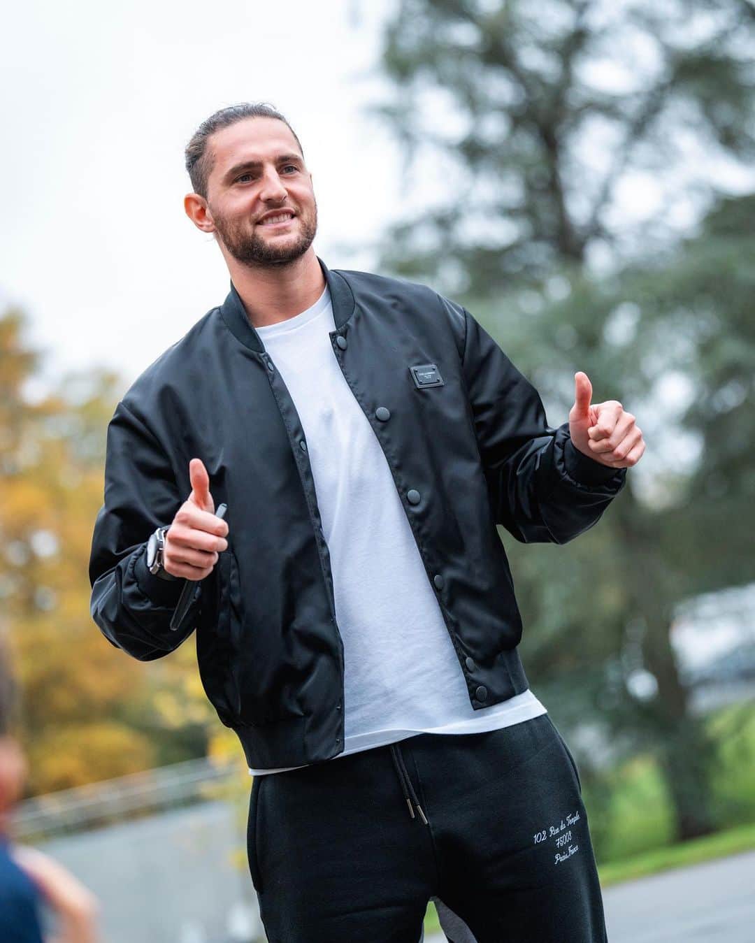 アドリアン・ラビオのインスタグラム：「😉🍂🇫🇷📍」