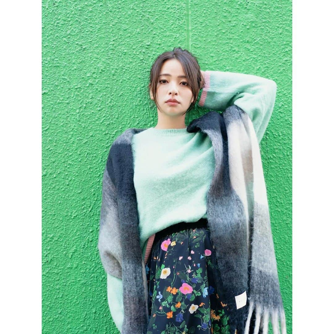 水崎綾女さんのインスタグラム写真 - (水崎綾女Instagram)「Miss Green day💚💚💚 今日はとっても寒かったぁ。 何枚目がすき？  📷 @r.ph0923  👚 @noisemaker_jpn  🧣 @noisemaker.ceo.designer   #ootd #fashion #ootdfashion  #camera #photo #photography  #photooftheday #photographer  #しふく#私服」11月13日 23時27分 - misakiayame