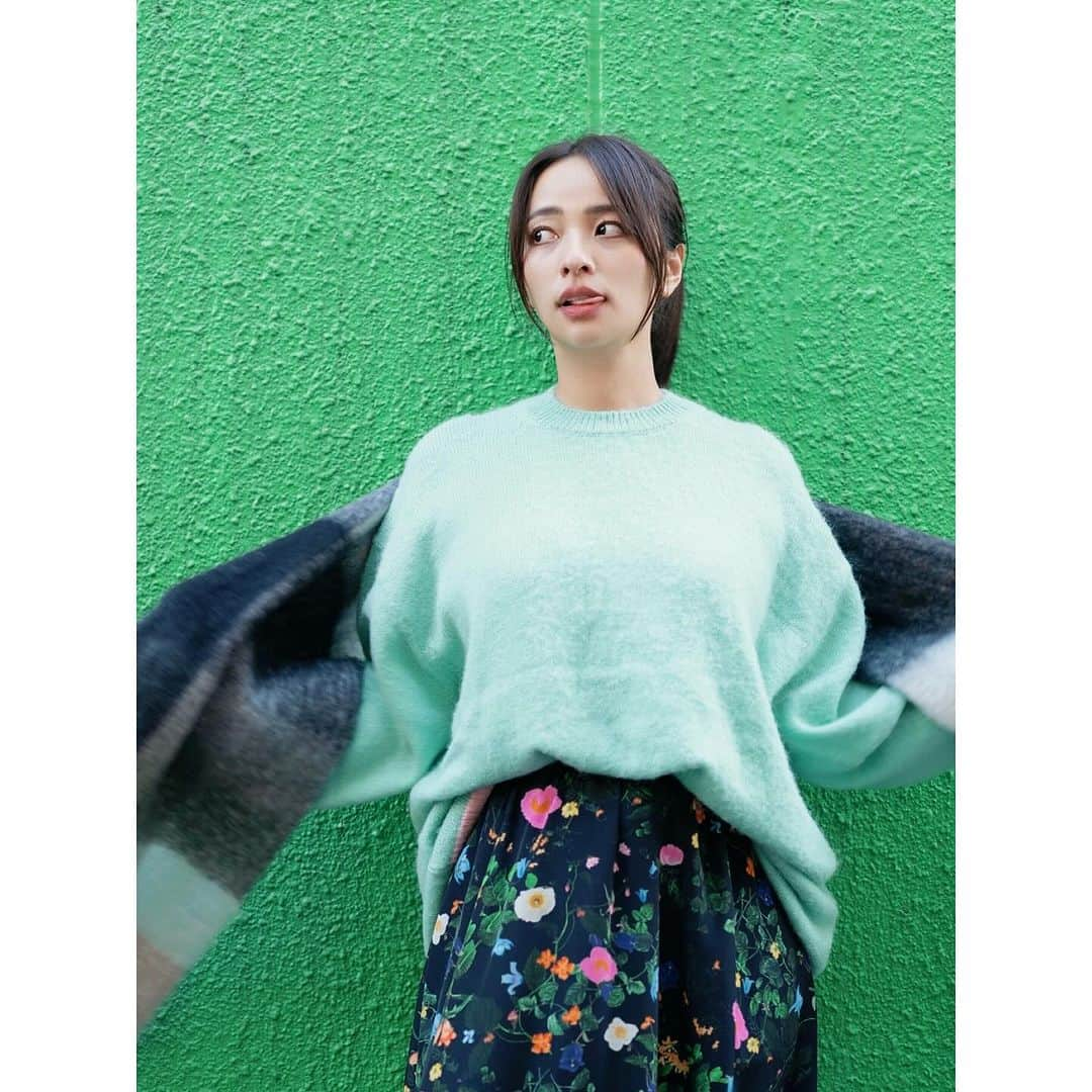 水崎綾女さんのインスタグラム写真 - (水崎綾女Instagram)「Miss Green day💚💚💚 今日はとっても寒かったぁ。 何枚目がすき？  📷 @r.ph0923  👚 @noisemaker_jpn  🧣 @noisemaker.ceo.designer   #ootd #fashion #ootdfashion  #camera #photo #photography  #photooftheday #photographer  #しふく#私服」11月13日 23時27分 - misakiayame