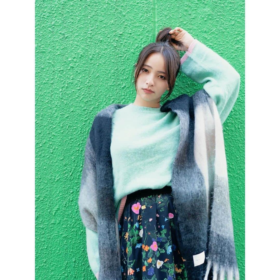 水崎綾女さんのインスタグラム写真 - (水崎綾女Instagram)「Miss Green day💚💚💚 今日はとっても寒かったぁ。 何枚目がすき？  📷 @r.ph0923  👚 @noisemaker_jpn  🧣 @noisemaker.ceo.designer   #ootd #fashion #ootdfashion  #camera #photo #photography  #photooftheday #photographer  #しふく#私服」11月13日 23時27分 - misakiayame