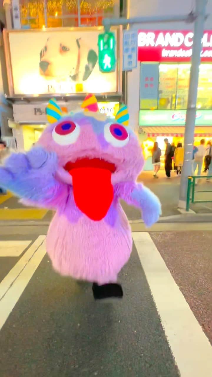 KAWAII MONSTER CAFEのインスタグラム：「Choppy the Monster takes a walk in Harajuku😈🌈🍭💞💫  チョッピーの原宿お散歩🩷❤️💚💙  #kawaiimonstercafe #tokyo #harajuku #harajukustreet  #monster #choppy」
