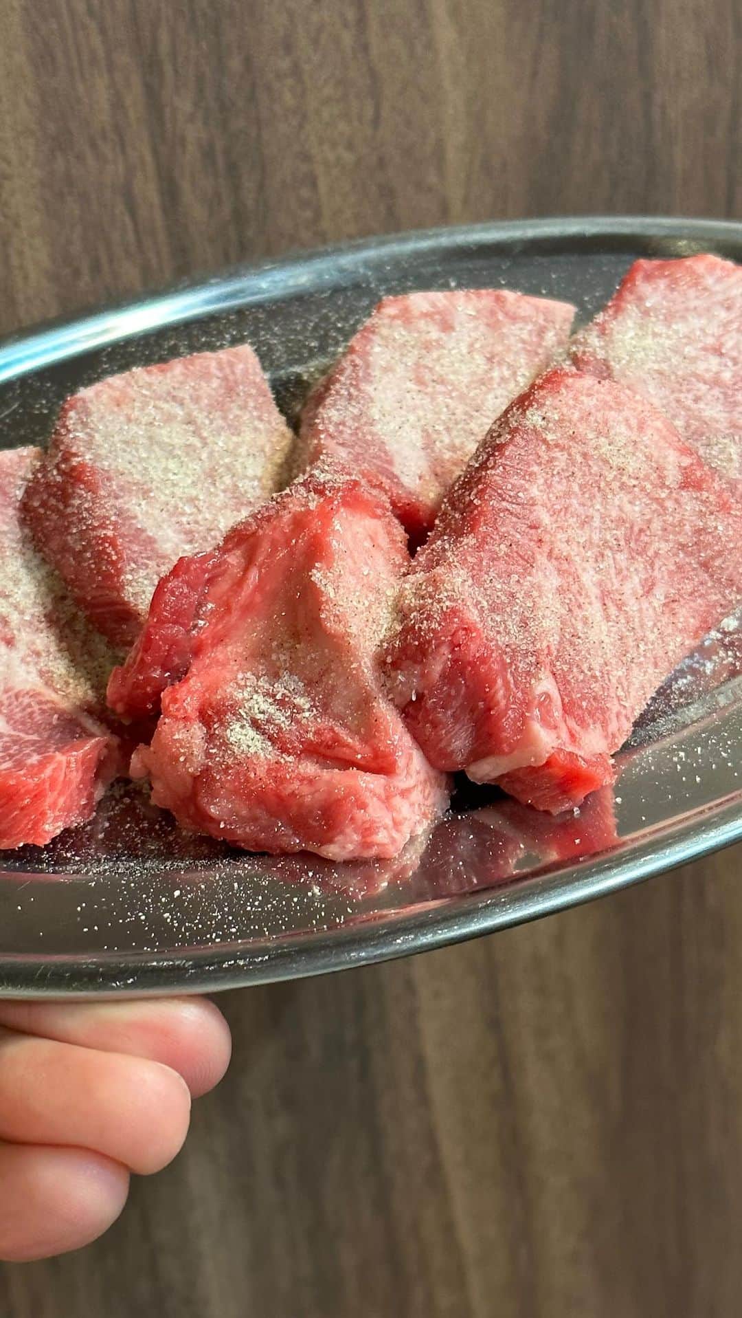 のインスタグラム：「＊ インスタで見る限りお肉がとても美しくて、 ずっと気になってて行きたかった @fukurou_yakiniku296 さんに 念願叶ってごほうび焼肉行ってきました☺️🤓🍖♡  お肉は勿論、辛めのキムチやお米の炊き具合まで どんぴしゃでおいしかった〜☺️🤓♡ 1番好きだった焼肉屋さんがなくなってから すっかり焼肉屋さんジプシーだったけど、 お気に入りがまた一軒増えました。 女の子だけでも行けるくらいおしゃれだし、 二軒目使いでお隣のズッケロさんで1枚だけピザ食べて 軽くワインでフィニッシュできるのも最高〜😉🍷🍕」