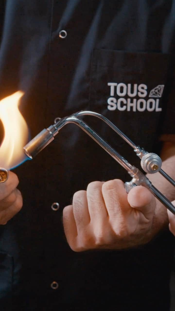 トウスのインスタグラム：「Behind every piece of fine jewelry there is a long road of knowledge, technique and learning.​ At TOUS School we have been sharing the art of restoration with the world for more than 5 years, because our jewels can last many lifetimes, but knowledge is endless.​ ​ #TOUSSchool #BehindTheKnowledge ​」