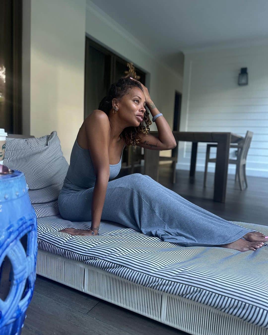 エヴァ・マルセルのインスタグラム：「My peace ☮️ My Happy 🌗My Monday 🌻」