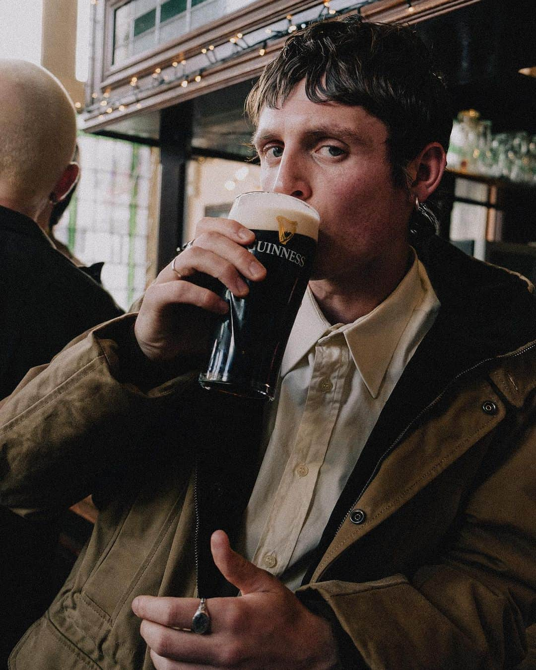 バラクータのインスタグラム：「Down in the local featuring our Waxed Shooting Field Parka and a nice pint.  #Baracuta #BaracutaPeople #WaxedJacket #WinterJackets #BritishCulture #BritishStyle」