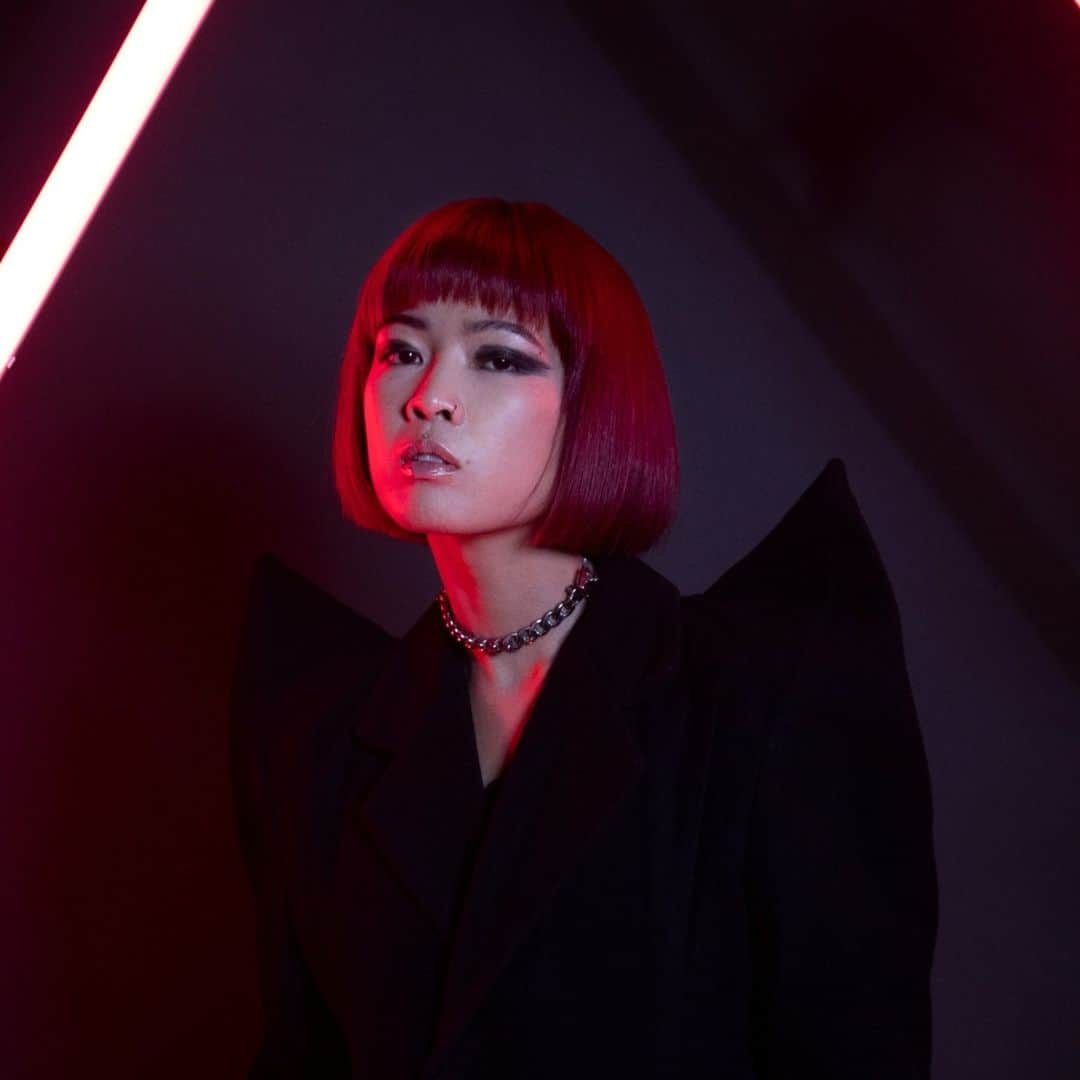 モッズ・ヘア スタイリングツールのインスタグラム：「mod's hair 2023 AW collection⁣ 【-NIGHTLIFE- 2023 AUTUMN/WINTER collection】⁣  "Solena" Red bob  #modshair ⁣ #modshairstylingtools ⁣ #モッズヘア⁣ #モッズヘアスタイリングツール #ボブへア #レッドヘア #ボブ #bobSTYLE #red #bob #シーズナルコレクション #トレンドヘア #nightlife #ナイトライフ #hair #autumn #winter #newcollection #2023aw #外国人風ヘアー #外国人風カラー #外国人風ヘアスタイル」