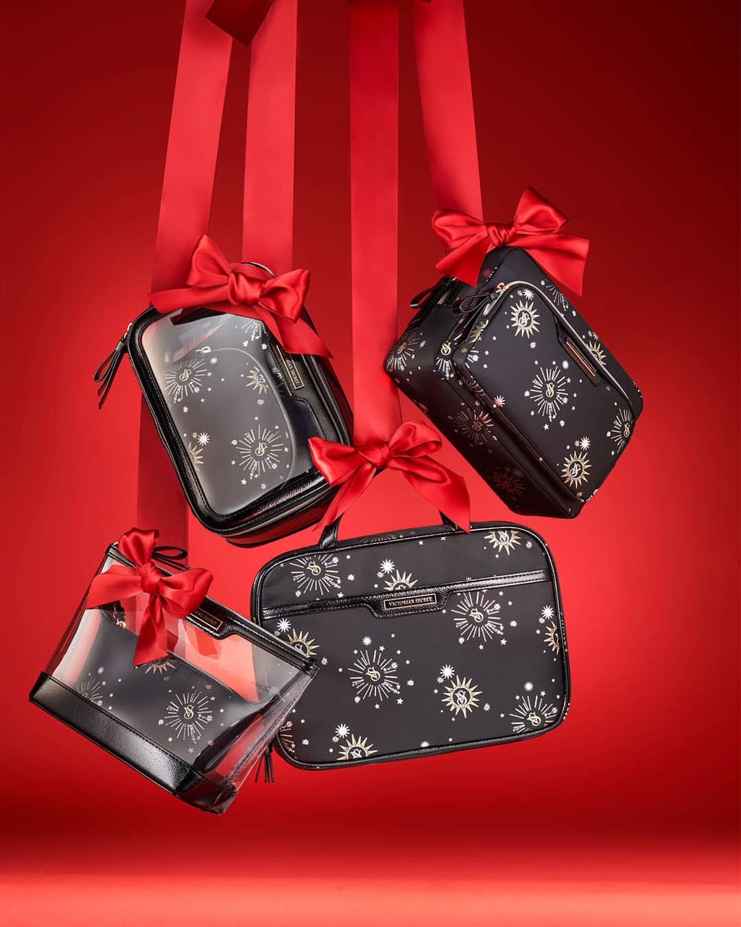 ヴィクトリアズ・シークレットのインスタグラム：「Just in (case) you were looking for a cute gift—these makeup bags would add some sparkle to any beauty aficionado's vanity.」
