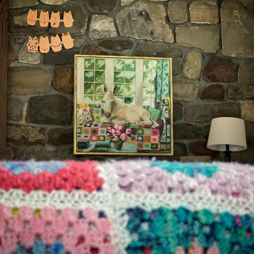 アマンダ・サイフリッドさんのインスタグラム写真 - (アマンダ・サイフリッドInstagram)「My @georgiafiennesstudio  With Gus and the blanket 🎨」11月13日 23時32分 - mingey