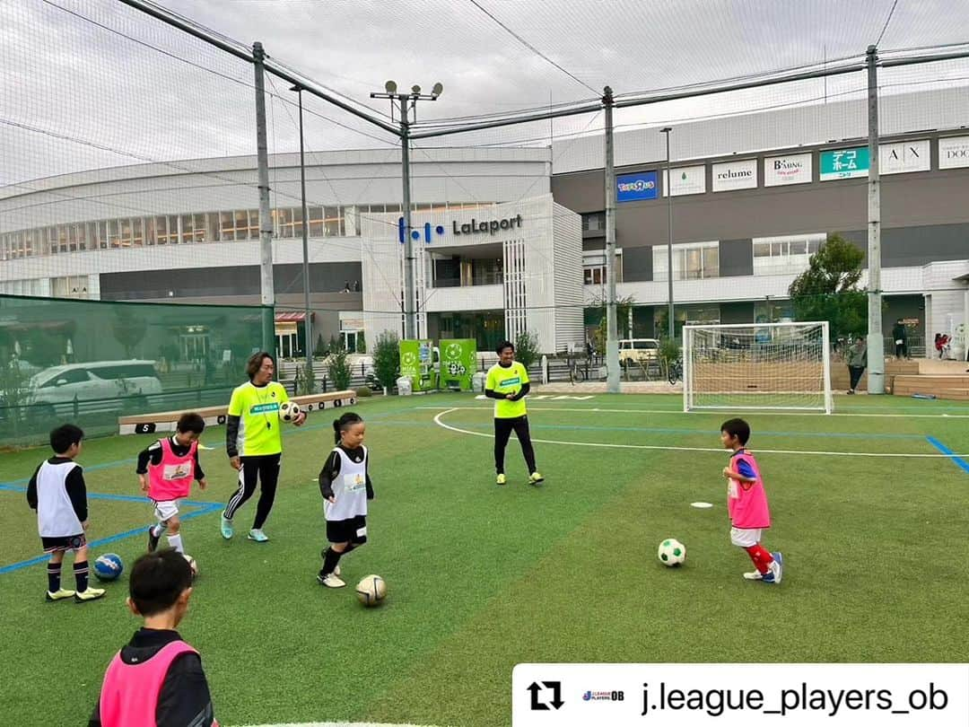 石川直宏さんのインスタグラム写真 - (石川直宏Instagram)「『明治安田生命JリーグMYサッカー教室in立川』  メインコーチとして参加🤝  ムラは同級生 ヨシは2個下 直哉は3個下  それぞれの特徴で子どもたちの指導にあたってくれました🙌🙌🙌  始まる前も終わった後も話が尽きないOB 笑  ご参加いただいた子どもたちや保護者の皆さん 明治安田生命立川支社の皆さん MIFA立川の皆さん 関係者の皆さん  肌寒い中ありがとうございました✨  #Repost @j.league_players_ob with @use.repost ・・・ 【活動報告】 「JリーグMYサッカー教室」 11/11（土）も2会場での開催！明治安田生命立川支社様の開催に協力しました。  小雨もぱらつく寒空の下、約50名の元気な小学生がMIFA立川に集まりました！  J-OB コーチ #石川直宏　@sgss.18 #村山祐介　@murayaman.610 #太田吉彰　@yoshiakiohta09 #石神直哉　@naoya.ishigami_official  最初に石川コーチからドリブルの時の姿勢についてアドバイスを受けたのち、各学年で意識をしながらトレーニング⚽  最後のミニゲームでは、練習したドリブルやシュートの成果も出し、充実した表情で教室を終えました✨  関係者の皆様、寒い中ありがとうございました🙇  #明治安田生命 #立川支社 #Jリーグ #サッカー教室 #JOB #J_OB #Jリーグ選手OB会」11月13日 23時32分 - sgss.18