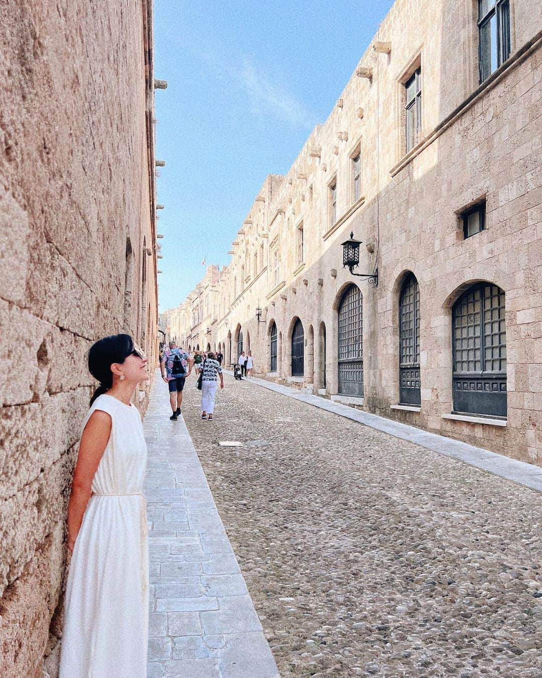 Remiさんのインスタグラム写真 - (RemiInstagram)「dramatic island of Rhodes, Greece🇬🇷 ロマン溢れる騎士団ゆかりの地、ギリシャのロードス島へ🏰 多国籍の十字軍が実際に暮らして戦った場所。 ここで様々な人間ドラマがあったんだと想像して歩いていると、映画の壮大なBGMが聞こえてきそう🎞  紀元前に高さ50mの巨大な像が作られたという世界七不思議の一つ、ヘリオスの巨像の跡地も(7枚目)🌊  お部屋のバルコニーから眺めた城壁のライトアップやサンセットも忘れられない思い出に。  またギリシャの好きな島が一つ増えました🫶🏽  ------------ 📍#Rhodes, #Greece  ⚓️ @msccruisesofficial  🛳  #mscsplendida  👨‍👩‍👧‍👦 @hh.channel2023  🗓 2023.10.28-11.23  世界一周日記はアメブロ& @hh.channel2023 にて🎬  #ロードス島 #騎士団長の宮殿 #ギリシャクルーズ  #エーゲ海クルーズ #クルーズ旅 #子連れクルーズ #子連れ旅行 #子連れ世界一周 #世界一周中 #世界一周旅行 #rhodesisland  #worldroundtrip #msccruises #cruiselife #familycruise #remi_world2023」11月13日 23時33分 - remi_912