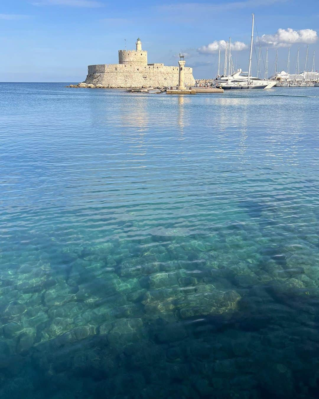 Remiさんのインスタグラム写真 - (RemiInstagram)「dramatic island of Rhodes, Greece🇬🇷 ロマン溢れる騎士団ゆかりの地、ギリシャのロードス島へ🏰 多国籍の十字軍が実際に暮らして戦った場所。 ここで様々な人間ドラマがあったんだと想像して歩いていると、映画の壮大なBGMが聞こえてきそう🎞  紀元前に高さ50mの巨大な像が作られたという世界七不思議の一つ、ヘリオスの巨像の跡地も(7枚目)🌊  お部屋のバルコニーから眺めた城壁のライトアップやサンセットも忘れられない思い出に。  またギリシャの好きな島が一つ増えました🫶🏽  ------------ 📍#Rhodes, #Greece  ⚓️ @msccruisesofficial  🛳  #mscsplendida  👨‍👩‍👧‍👦 @hh.channel2023  🗓 2023.10.28-11.23  世界一周日記はアメブロ& @hh.channel2023 にて🎬  #ロードス島 #騎士団長の宮殿 #ギリシャクルーズ  #エーゲ海クルーズ #クルーズ旅 #子連れクルーズ #子連れ旅行 #子連れ世界一周 #世界一周中 #世界一周旅行 #rhodesisland  #worldroundtrip #msccruises #cruiselife #familycruise #remi_world2023」11月13日 23時33分 - remi_912