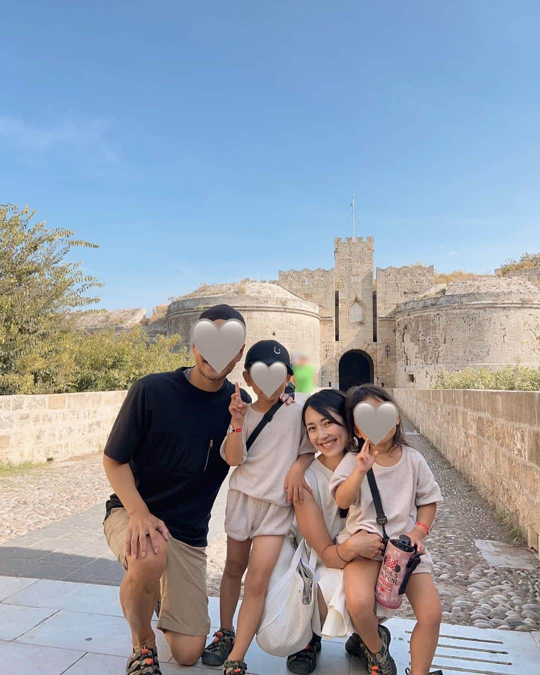 Remiさんのインスタグラム写真 - (RemiInstagram)「dramatic island of Rhodes, Greece🇬🇷 ロマン溢れる騎士団ゆかりの地、ギリシャのロードス島へ🏰 多国籍の十字軍が実際に暮らして戦った場所。 ここで様々な人間ドラマがあったんだと想像して歩いていると、映画の壮大なBGMが聞こえてきそう🎞  紀元前に高さ50mの巨大な像が作られたという世界七不思議の一つ、ヘリオスの巨像の跡地も(7枚目)🌊  お部屋のバルコニーから眺めた城壁のライトアップやサンセットも忘れられない思い出に。  またギリシャの好きな島が一つ増えました🫶🏽  ------------ 📍#Rhodes, #Greece  ⚓️ @msccruisesofficial  🛳  #mscsplendida  👨‍👩‍👧‍👦 @hh.channel2023  🗓 2023.10.28-11.23  世界一周日記はアメブロ& @hh.channel2023 にて🎬  #ロードス島 #騎士団長の宮殿 #ギリシャクルーズ  #エーゲ海クルーズ #クルーズ旅 #子連れクルーズ #子連れ旅行 #子連れ世界一周 #世界一周中 #世界一周旅行 #rhodesisland  #worldroundtrip #msccruises #cruiselife #familycruise #remi_world2023」11月13日 23時33分 - remi_912