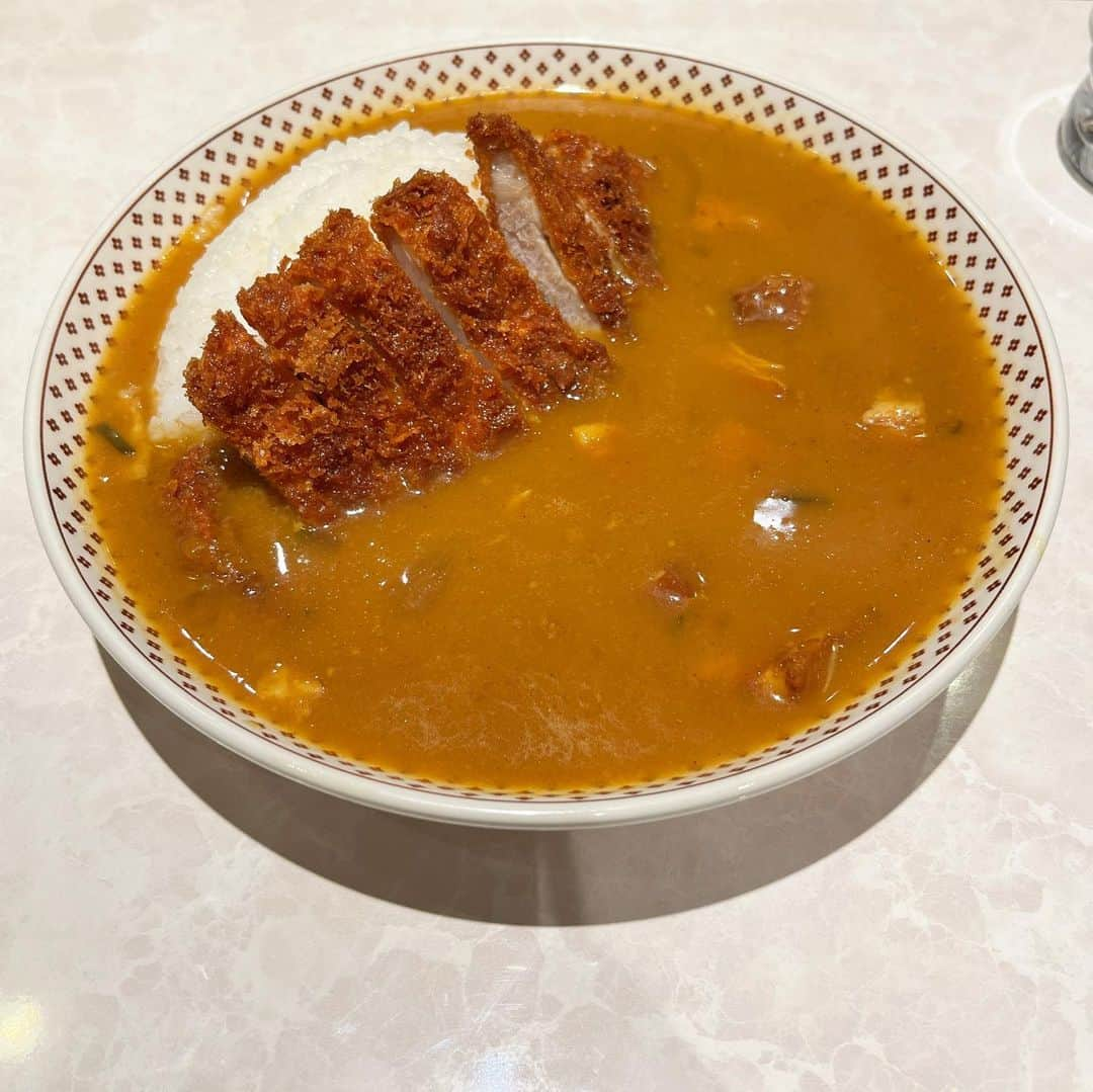 渡辺祐のインスタグラム：「新宿西口「モンスナック」で #カツカレー を紀伊國屋書店地下時代以来にキメてみました。で、西口なので「ピース」で珈琲と煙草をのむ。もうすぐ消えるタイルの風景を愛でる新宿2023。 #咖喱珈琲&シガレット #公衆電話」