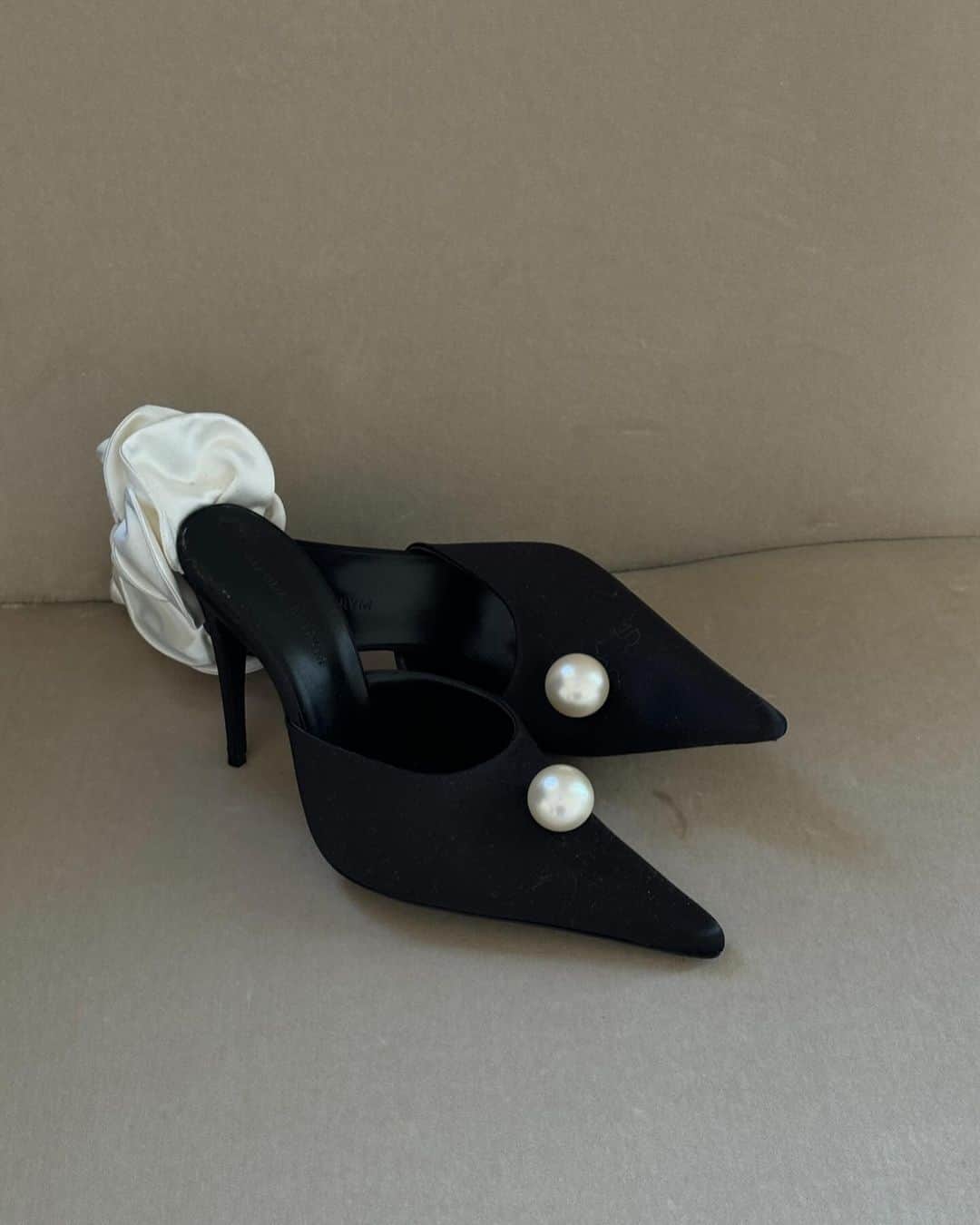 Marianna Hewittのインスタグラム：「holiday shoes 🎁」