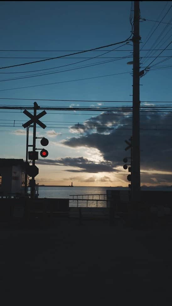 岩倉しおりのインスタグラム：「夕暮れ。⁡ ⁡⁡ ⁡⁡ ⁡⁡⁡ ⁡@_casa⁡ ⁡ #harukanakamura #踏切 #電車 #train #愛媛 #愛媛県 #teams_jp_西 #Japan #日本 #リール #reels #reelsinstagram #reelsvideo #reelitfeelit #Japan #InstagramJapan #landscape #indy_photolife #photographer #photo_jpn #bestoftheday #IGersJP #ig_japan #감성사진 #photographylovers #ファインダー越しの私の世界」