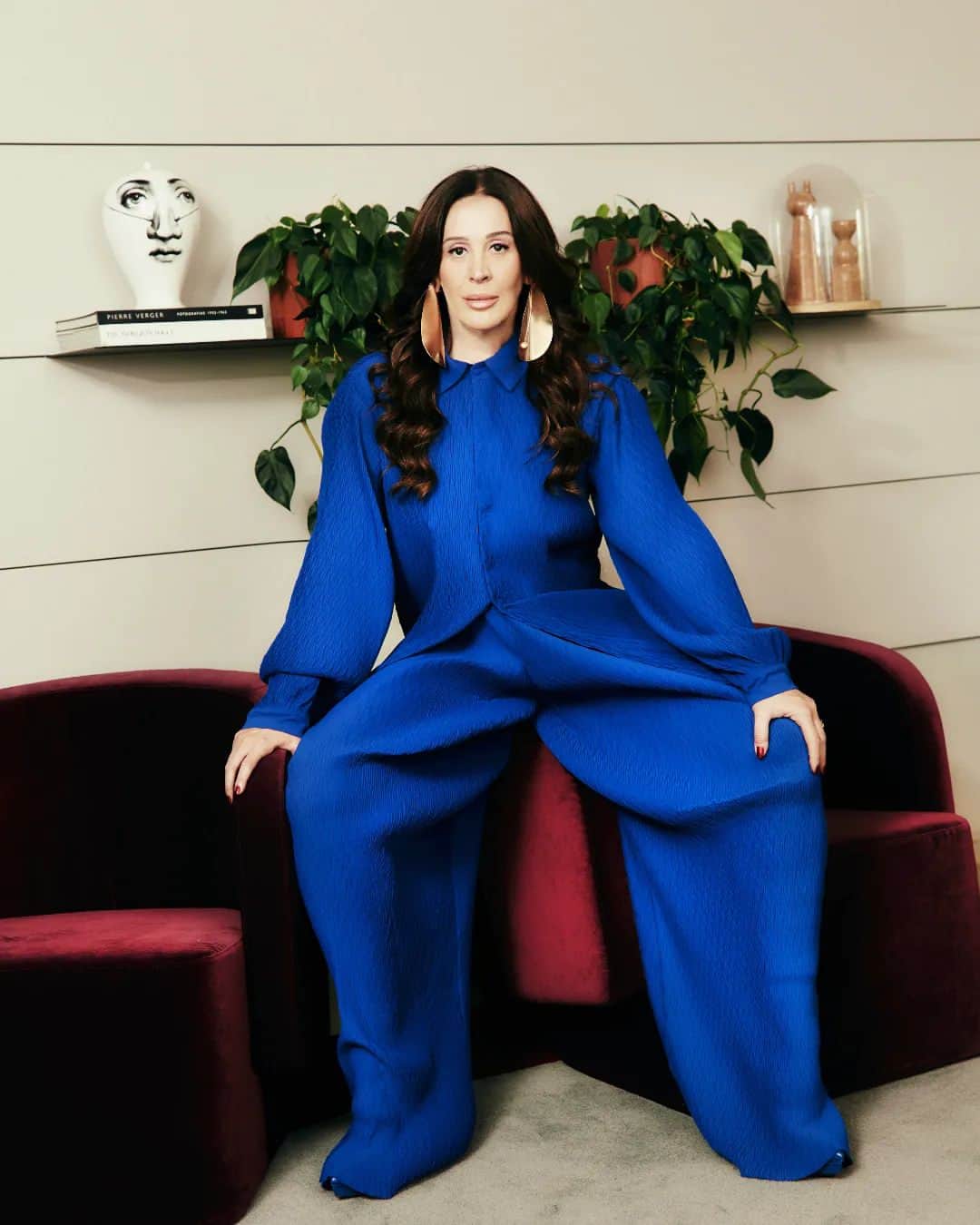 Claudia Raiaのインスタグラム：「De volta às telas da TV Globo, Claudia Raia brilha majestosamente como Emengarda, em "Terra e Paixão". Em entrevista exclusiva para a L’Officiel Brasil, a estrela relembra seus personagens icônicos, abre o coração para falar sobre maternidade, casamento e como faz para “equilibrar todos os pratinhos” com a sua nova rotina! A atriz, que tornou-se mãe há apenas 8 meses, se prepara também para voltar aos palcos e deixa um recado sobre como outras mulheres podem lidar com o etarismo. Confira a entrevista exclusiva no link da bio! (Foto: Lucca) #claudiaraia #entrevista」