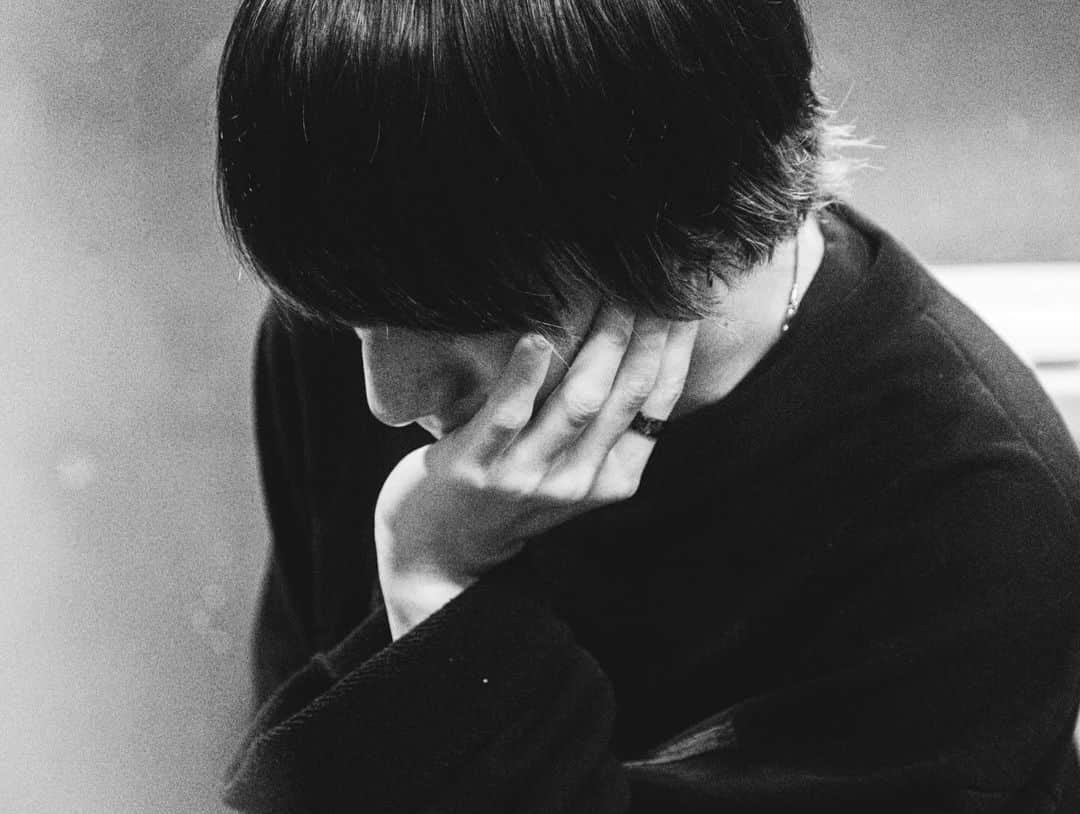片桐航さんのインスタグラム写真 - (片桐航Instagram)「. ライブ前に セトリを真剣に相談してる様子  その日で決める事もあれば めちゃくちゃ計画してる事もある  その日に変わる事のほとんどは いいように転ぶ事が多い  #lennycodefiction #live #白黒  photo @junpeihiyoshi」11月13日 23時42分 - wataru_lennycodefiction