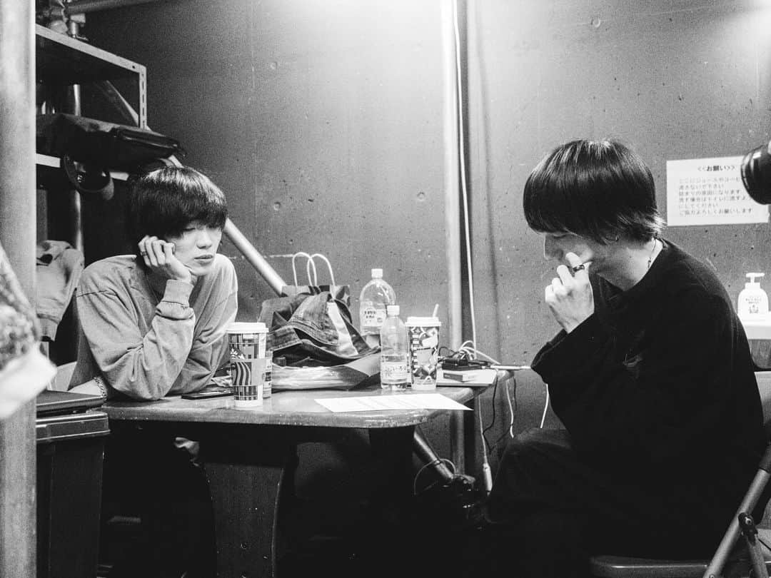片桐航さんのインスタグラム写真 - (片桐航Instagram)「. ライブ前に セトリを真剣に相談してる様子  その日で決める事もあれば めちゃくちゃ計画してる事もある  その日に変わる事のほとんどは いいように転ぶ事が多い  #lennycodefiction #live #白黒  photo @junpeihiyoshi」11月13日 23時42分 - wataru_lennycodefiction