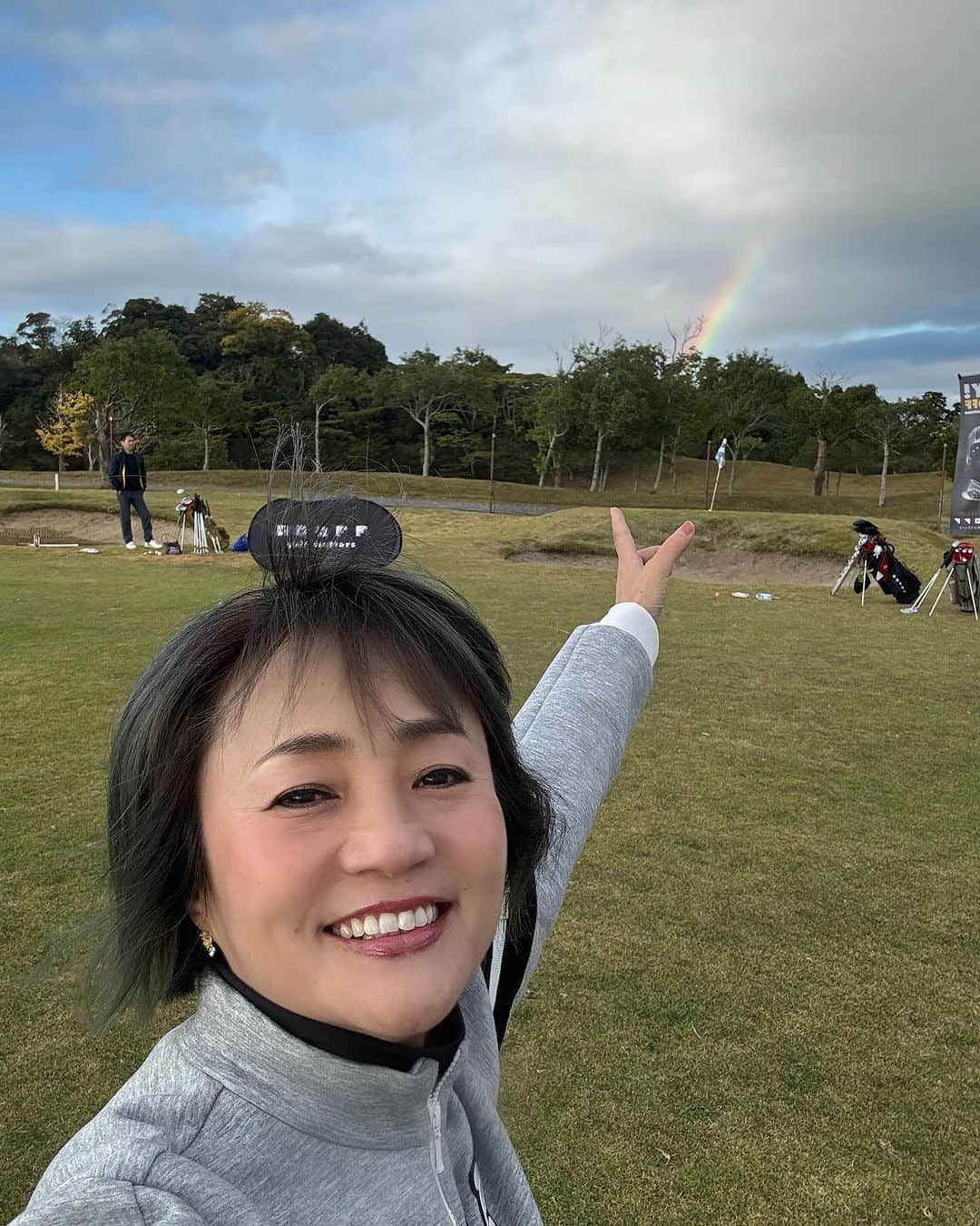 橋本志穂のインスタグラム：「やっちまった😨 ゴルフ場についた時 キャディバッグ忘れたことに気付く😱😭😱😭😱😭😱😭 前日にお箏発表会あったりで、 箏を運ぶのにキャディバッグ下ろしたんだった。。 夜のうちにトランクに積み込もうと思ったけど あまりに疲れてて、朝やろって思ったのが間違い‼️ やるべきことは 早めにする‼️‼️だね。 朝は、バイクと車を入れ替えたり〜 バタバタしちゃって、 寝てる旦那起こさないように短時間で済ませようと焦った。 150人弱が参加する大きなコンペに出場するということで、燃えてたのに、ゴルフ場到着とともに消沈した。  だけど幸いー 運営スタッフの友人が、 プレイしないけど 車に積んでたーとのこと！ 借りてラウンドできると分かった時には 空に虹が〜。  心にも虹がかかって 晴れ晴れした気分❣️ グローブだけは売店で サイズ合うのを買った。  というわけで、 初めてのレディスのクラブを使ってのラウンド‼️ ふだん、男性が使うリョーマのクラブを シャフトを柔らかめにして使ってる私にとって 軽くて短いレディスクラブは未知の世界‼️ でも、ゴルフ場のレンタルクラブって 錆だらけとか悲惨なのが多い中で (なぜ知ってるかって言うと、何度かクラブ忘れをやらかしてる私だからです) 友人のクラブは最新の 高級品‼️ 練習もせずにスタートしたけど、 飛距離こそ使い慣れたリョーマには及ばないけど まっすぐミスなく当たる‼️ パターなんかは、「あ、弱かった💦」と思っても後半の伸びがすごくて驚くほど入る😱  なるほど！だからいつも みさきちゃんはいいスコアで上がってくるんだねー。  だけど、飛距離がわからない。普段の自分の番手でやってみると 足りなかったり飛びすぎたり。。。  ただ、今日のコンペは とても変わったコンペで 各ホールごとにいろんなアトラクションがあって、 協賛各社の道具を使うホールがあったりー。 同伴者は 「ならないクラブ使ってペースが乱れた〜」と嘆く場面もあったけど、 考えてみたら わたし、スタートからずっと慣れないクラブでてんやわんやだったわ。 せめてピンまでの距離くらい しっかり知りたいーと思って距離計測器出そうと思っても 「あ、自分のキャディバッグじゃないんだ」 眩しいからサングラス出そうと思っても「あ、私のじゃないんだ」 「予備のお茶、キャディバッグに入れてたな」あ、自分のじゃないー。 「日傘必要だな」あ、、、 てな具合。 ティやマーカー、ボールも 同伴競技者に恵んでもらって。。。 事なきを得てるのだけど 毎度毎度、ないことにズッコケる。 そして、みさきちゃんのセッティングの癖がすごい！ ドライバーの次は5 3がないので不安。 でも、みさきちゃんの5はめちゃ優秀で3の代わりになってくれた。 そして、、、 そのあとはほぼアイアンで、 これ、聞いてみたかったけど、52が1本、 56と58が2本、 そしてチッパーとパター。 ショートゲームにめちゃくちゃ拘ってる感じ？🤣🤣🤣  だけど、ほんとこれでなんとかなっちゃう不思議！私も見習ってセッティング変えようかな。。  なんだかんだで90くらいで上がってきたからね。 ほんと、助かりました。  各ホールのイベントは ラウンド終了までにインスタ投稿して そのインスタが1番映えた人が商品を貰う〜みたいなシステム。 私もとりあえずは全部写真撮ったりしたけど、 投稿する時間がない💦 そうこうしてるうちにホールアウトして バッテリーも切れた😭  どのみち、若くて綺麗で可愛いインスタ女子が山のように集まってるから、、、 私なんかはお呼びでないので 後日ゆっくり投稿しよっと。」