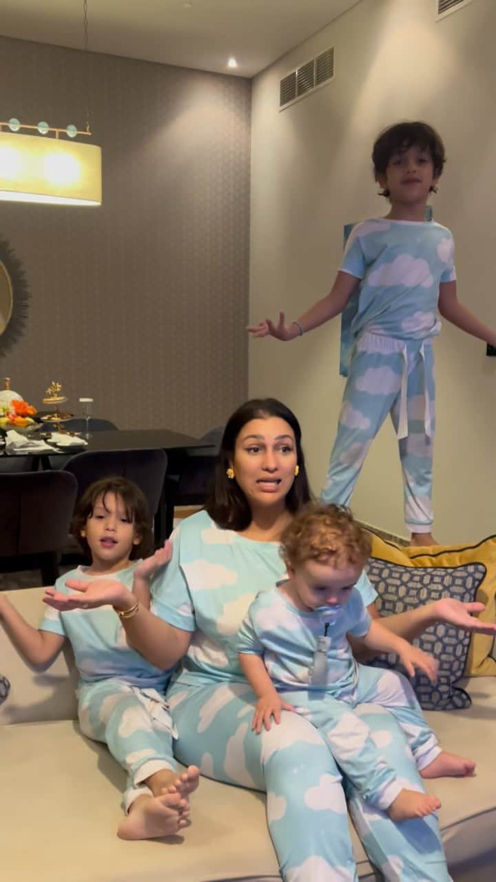ショーン・ガルニエのインスタグラム：「Where is daddy ?? 🚽 📱🤣」