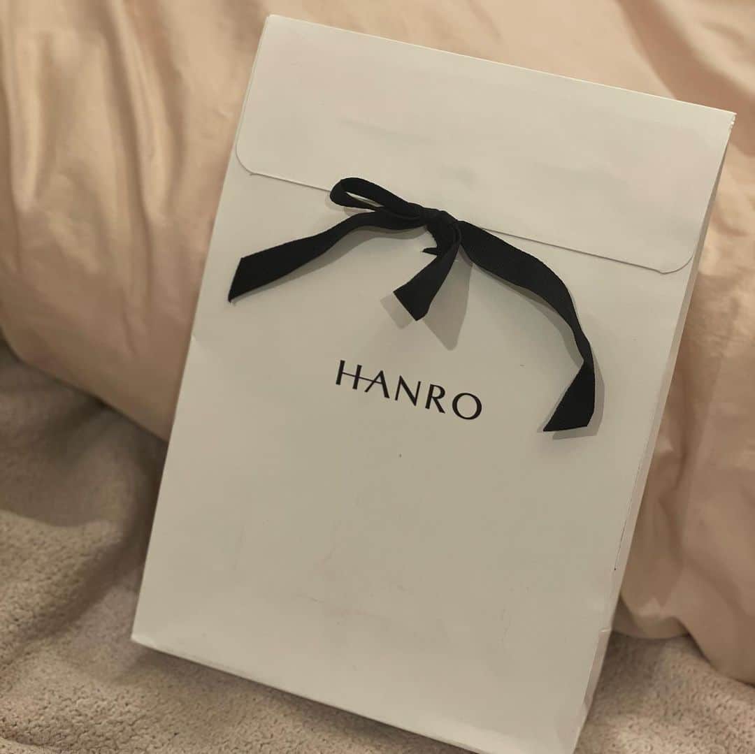 沢瀉美緒さんのインスタグラム写真 - (沢瀉美緒Instagram)「※ Gift from @hanro.official ✨ . HANROからポップアップの開催を記念して WOOLEN SILKの半袖トップスをいただきました。 . 1884年にスイスで創業したアンダーウェアブランド HANRO✨ . ウール70%シルク30と%上質で、 時代に寄り添った商品は着用すると納得！ . XSを着用していますが二の腕周りも スリム過ぎない少し長めの丈が⭕️ . Ｖネック具合も絶妙だし、着丈も長すぎず⭕️ . インナーとしては少し高額がもしれないけど それだけの価値がある一枚です。 . ポップアップイベント 📍松屋銀座店　本館6階  11/15-11/30 📍阪急うめだ本店　3階  11/15-12/5 . 実際手に取れると安心だと思うので 良かったらお運びください。 . @ki45m ちゃん、ありがとう😌 . . #pr #hanro #wacol_imports #wacol #ワコール #アンダーウェア #underwears #ハンロ」11月13日 23時50分 - mio_omodaka