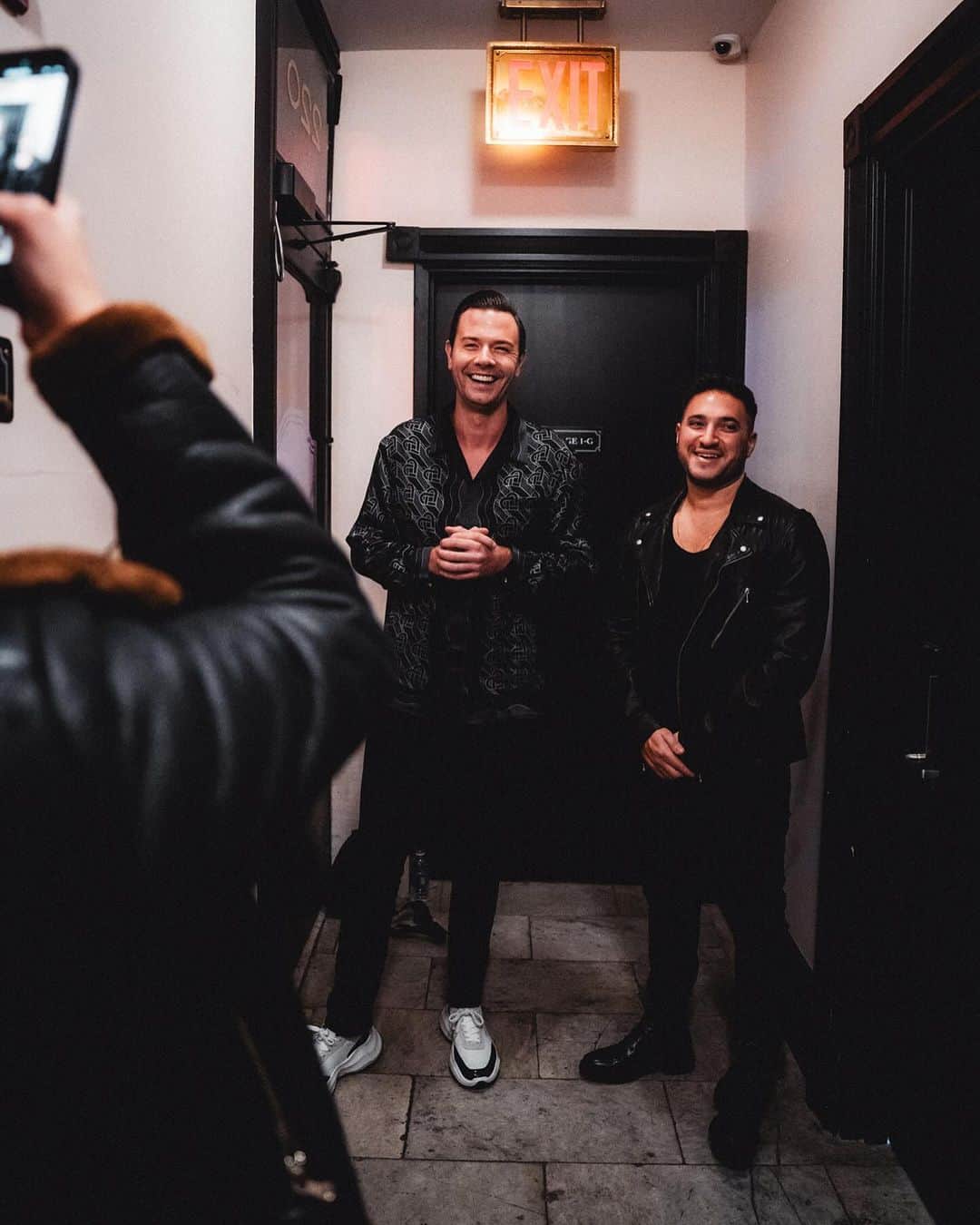 ジョナス・ブルーのインスタグラム：「New York, our debut, sold-out @weareendlesssummer show in your city was way overdue and such a treat! ❤️♾️   PS: Swipe all the way left to hear some brand new music 👈🏻   Are you ready?! 👀」
