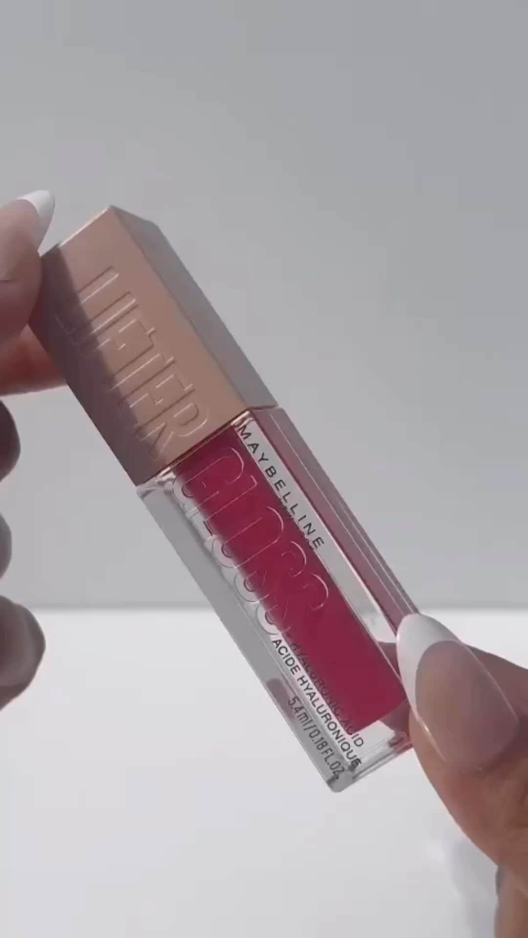 Maybelline New Yorkのインスタグラム：「The pigment is pigmenting!! 👏🏼 Our Lifter Gloss in shade Bubble Gum is the perfect pink to add to your lippie collection. 💕 🎥: @beautyby.faz」