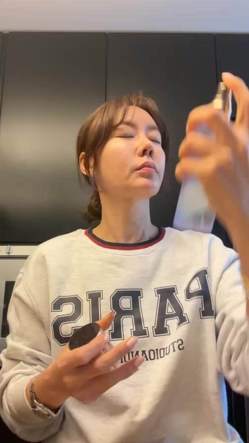 アン・ソニョンのインスタグラム：「이혼/사업/광물/화장품 어디로 튈지 모르는 토크의 흐름.   #마이기인생이다  막판에 깨알 바로스 막내 윤정씨 등장까지 ㅎㅎㅎ   사랑이 넘치는 밤이네여🩷  늦은시각까지 함께 해주셔서 감사합니다 꿀잠 주무세요🫶🏻✨」
