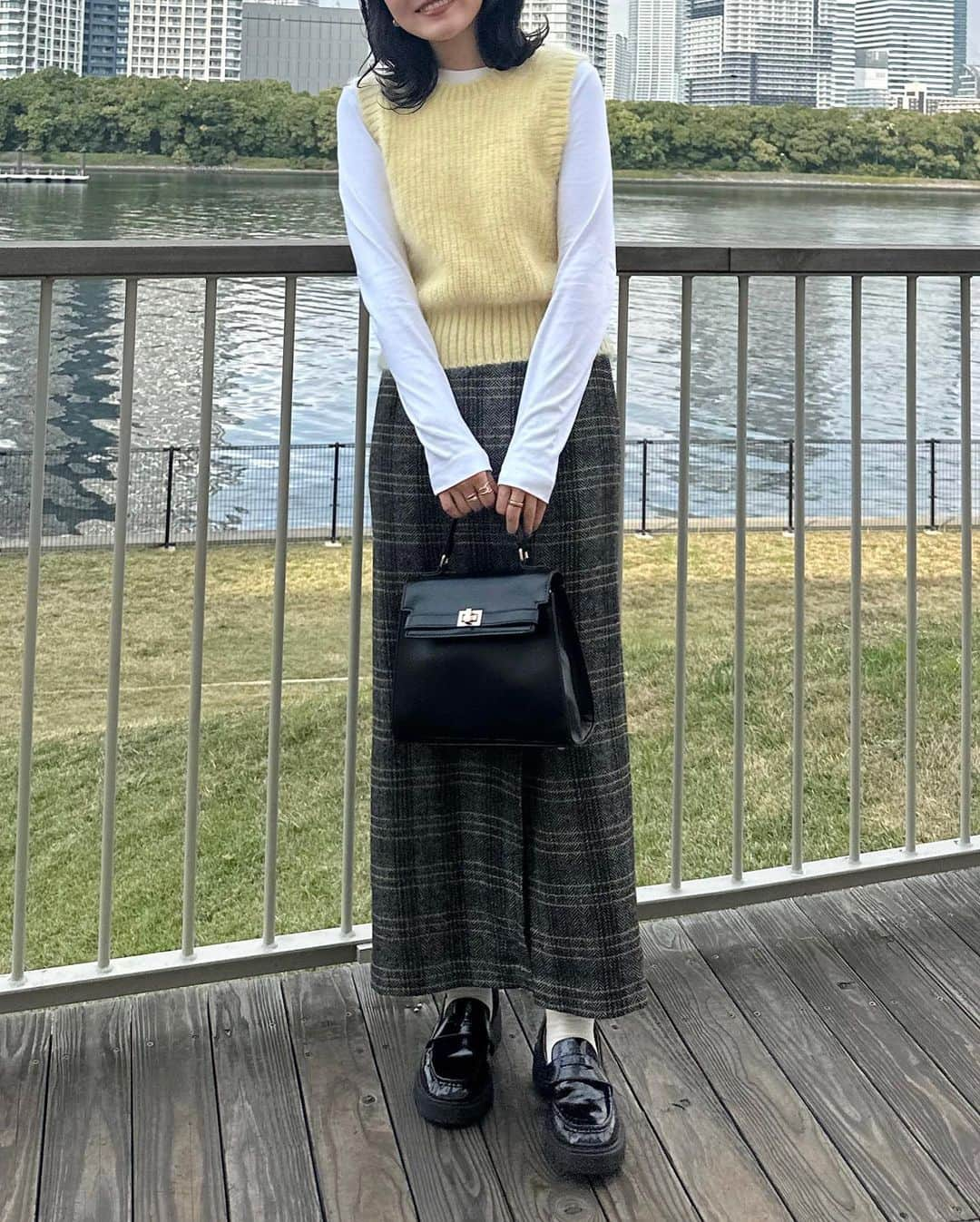 かほこ。さんのインスタグラム写真 - (かほこ。Instagram)「ㅤㅤㅤㅤㅤㅤㅤㅤㅤㅤㅤㅤㅤ ㅤㅤㅤㅤㅤㅤㅤㅤㅤㅤㅤㅤㅤ top & knit : #cos skirt : #formeque bag : #lowrysfarm loafers : #uniqlo ㅤㅤㅤㅤㅤㅤㅤㅤㅤㅤㅤㅤㅤ INIのライブの日🫶🏻💛 ㅤㅤㅤㅤㅤㅤㅤㅤㅤㅤㅤㅤㅤ スカートにイエローのラインが入ってるので、イエローのほわほわベストと相性良かった🌼 ㅤㅤㅤㅤㅤㅤㅤㅤㅤㅤㅤㅤㅤ #kaho_fashion」11月13日 23時56分 - xxokohakxx