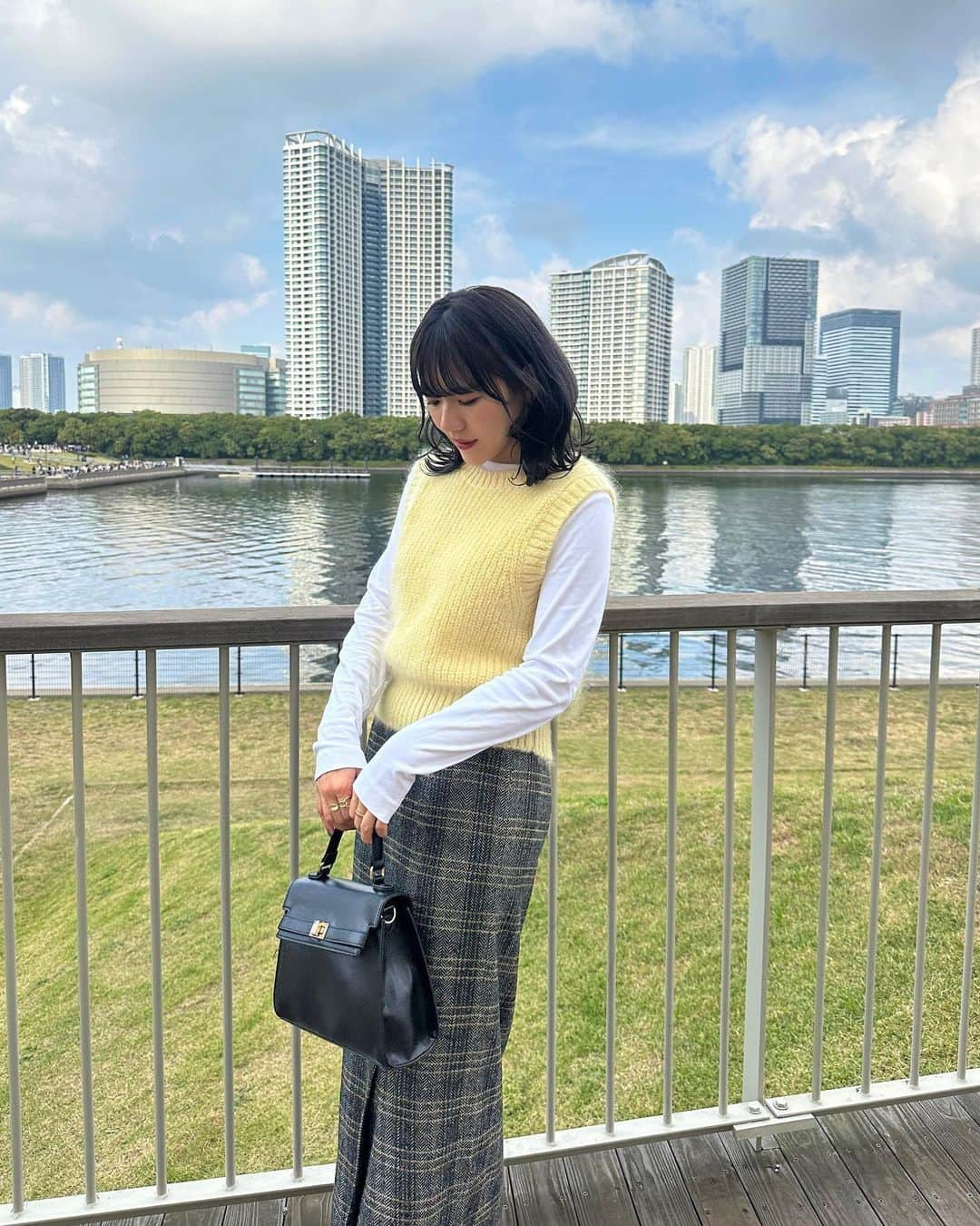 かほこ。さんのインスタグラム写真 - (かほこ。Instagram)「ㅤㅤㅤㅤㅤㅤㅤㅤㅤㅤㅤㅤㅤ ㅤㅤㅤㅤㅤㅤㅤㅤㅤㅤㅤㅤㅤ top & knit : #cos skirt : #formeque bag : #lowrysfarm loafers : #uniqlo ㅤㅤㅤㅤㅤㅤㅤㅤㅤㅤㅤㅤㅤ INIのライブの日🫶🏻💛 ㅤㅤㅤㅤㅤㅤㅤㅤㅤㅤㅤㅤㅤ スカートにイエローのラインが入ってるので、イエローのほわほわベストと相性良かった🌼 ㅤㅤㅤㅤㅤㅤㅤㅤㅤㅤㅤㅤㅤ #kaho_fashion」11月13日 23時56分 - xxokohakxx