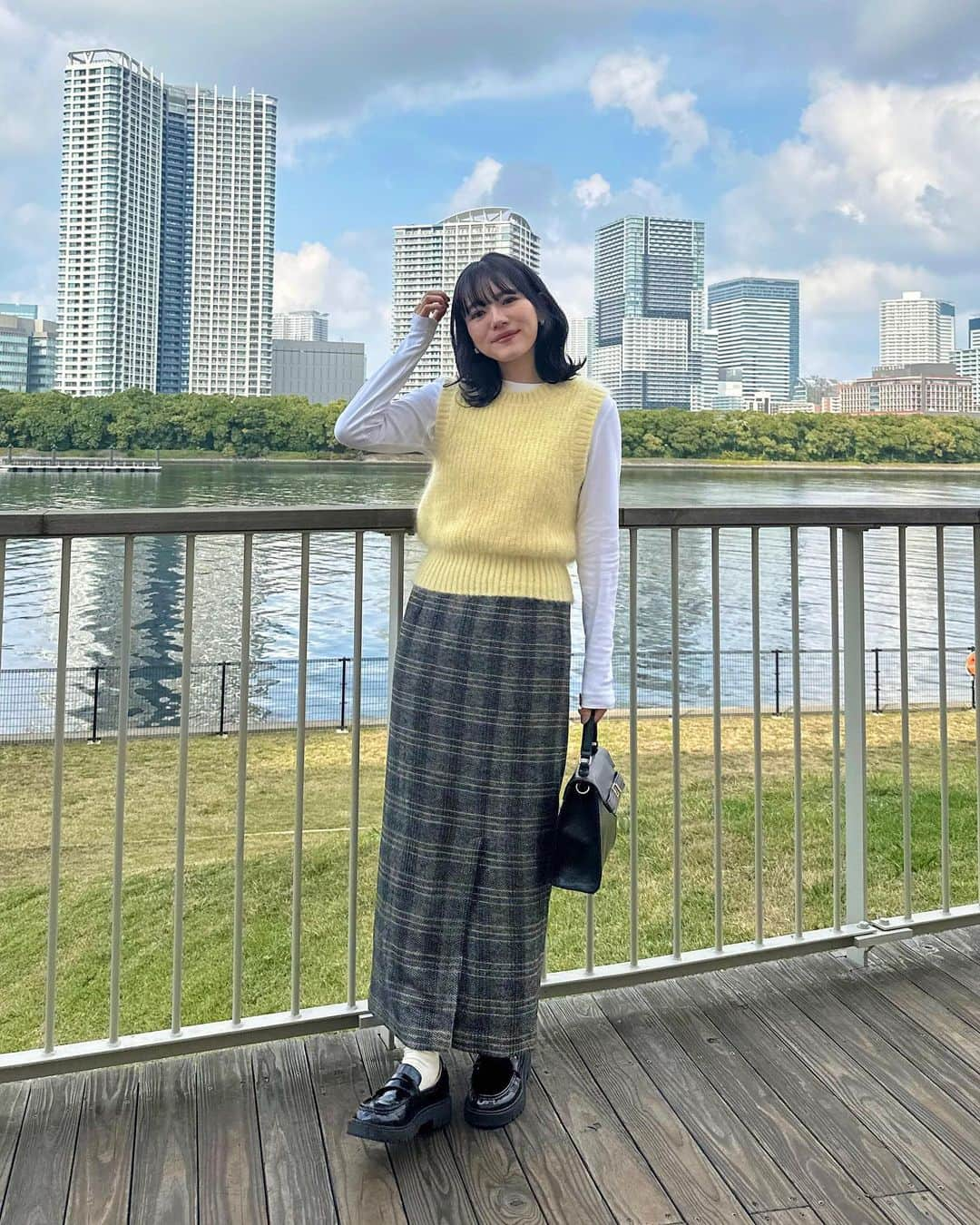 かほこ。さんのインスタグラム写真 - (かほこ。Instagram)「ㅤㅤㅤㅤㅤㅤㅤㅤㅤㅤㅤㅤㅤ ㅤㅤㅤㅤㅤㅤㅤㅤㅤㅤㅤㅤㅤ top & knit : #cos skirt : #formeque bag : #lowrysfarm loafers : #uniqlo ㅤㅤㅤㅤㅤㅤㅤㅤㅤㅤㅤㅤㅤ INIのライブの日🫶🏻💛 ㅤㅤㅤㅤㅤㅤㅤㅤㅤㅤㅤㅤㅤ スカートにイエローのラインが入ってるので、イエローのほわほわベストと相性良かった🌼 ㅤㅤㅤㅤㅤㅤㅤㅤㅤㅤㅤㅤㅤ #kaho_fashion」11月13日 23時56分 - xxokohakxx