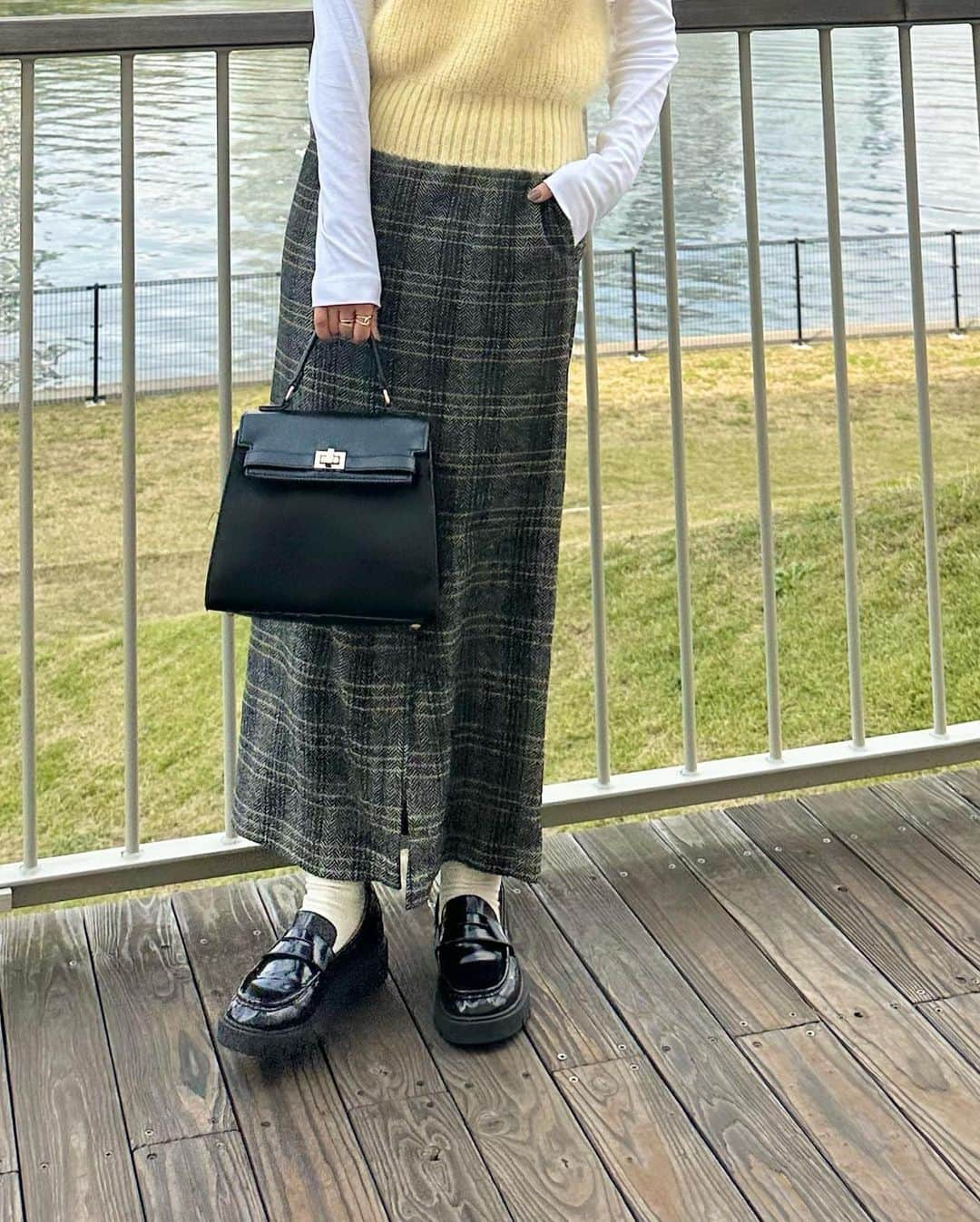 かほこ。さんのインスタグラム写真 - (かほこ。Instagram)「ㅤㅤㅤㅤㅤㅤㅤㅤㅤㅤㅤㅤㅤ ㅤㅤㅤㅤㅤㅤㅤㅤㅤㅤㅤㅤㅤ top & knit : #cos skirt : #formeque bag : #lowrysfarm loafers : #uniqlo ㅤㅤㅤㅤㅤㅤㅤㅤㅤㅤㅤㅤㅤ INIのライブの日🫶🏻💛 ㅤㅤㅤㅤㅤㅤㅤㅤㅤㅤㅤㅤㅤ スカートにイエローのラインが入ってるので、イエローのほわほわベストと相性良かった🌼 ㅤㅤㅤㅤㅤㅤㅤㅤㅤㅤㅤㅤㅤ #kaho_fashion」11月13日 23時56分 - xxokohakxx