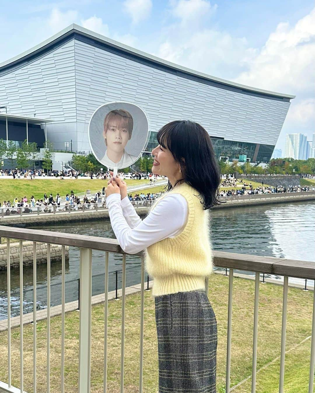 かほこ。さんのインスタグラム写真 - (かほこ。Instagram)「ㅤㅤㅤㅤㅤㅤㅤㅤㅤㅤㅤㅤㅤ ㅤㅤㅤㅤㅤㅤㅤㅤㅤㅤㅤㅤㅤ top & knit : #cos skirt : #formeque bag : #lowrysfarm loafers : #uniqlo ㅤㅤㅤㅤㅤㅤㅤㅤㅤㅤㅤㅤㅤ INIのライブの日🫶🏻💛 ㅤㅤㅤㅤㅤㅤㅤㅤㅤㅤㅤㅤㅤ スカートにイエローのラインが入ってるので、イエローのほわほわベストと相性良かった🌼 ㅤㅤㅤㅤㅤㅤㅤㅤㅤㅤㅤㅤㅤ #kaho_fashion」11月13日 23時56分 - xxokohakxx