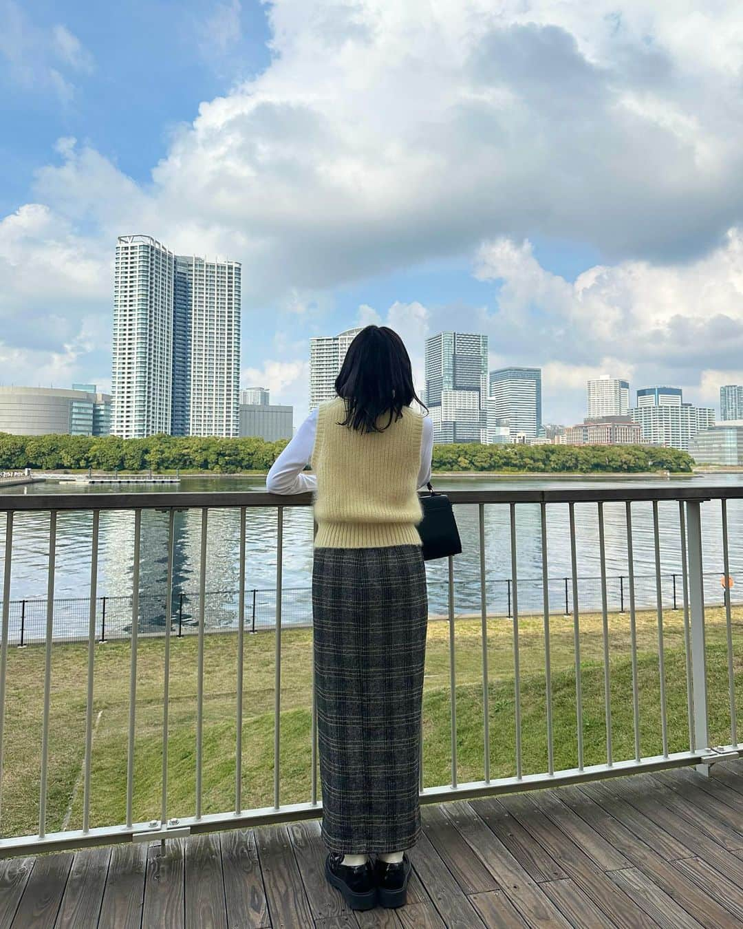 かほこ。さんのインスタグラム写真 - (かほこ。Instagram)「ㅤㅤㅤㅤㅤㅤㅤㅤㅤㅤㅤㅤㅤ ㅤㅤㅤㅤㅤㅤㅤㅤㅤㅤㅤㅤㅤ top & knit : #cos skirt : #formeque bag : #lowrysfarm loafers : #uniqlo ㅤㅤㅤㅤㅤㅤㅤㅤㅤㅤㅤㅤㅤ INIのライブの日🫶🏻💛 ㅤㅤㅤㅤㅤㅤㅤㅤㅤㅤㅤㅤㅤ スカートにイエローのラインが入ってるので、イエローのほわほわベストと相性良かった🌼 ㅤㅤㅤㅤㅤㅤㅤㅤㅤㅤㅤㅤㅤ #kaho_fashion」11月13日 23時56分 - xxokohakxx