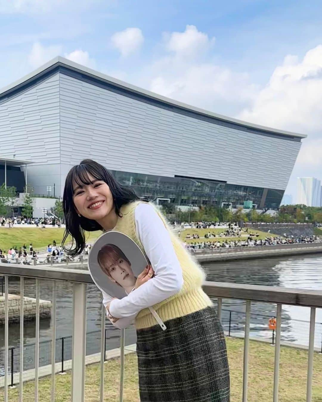 かほこ。さんのインスタグラム写真 - (かほこ。Instagram)「ㅤㅤㅤㅤㅤㅤㅤㅤㅤㅤㅤㅤㅤ ㅤㅤㅤㅤㅤㅤㅤㅤㅤㅤㅤㅤㅤ top & knit : #cos skirt : #formeque bag : #lowrysfarm loafers : #uniqlo ㅤㅤㅤㅤㅤㅤㅤㅤㅤㅤㅤㅤㅤ INIのライブの日🫶🏻💛 ㅤㅤㅤㅤㅤㅤㅤㅤㅤㅤㅤㅤㅤ スカートにイエローのラインが入ってるので、イエローのほわほわベストと相性良かった🌼 ㅤㅤㅤㅤㅤㅤㅤㅤㅤㅤㅤㅤㅤ #kaho_fashion」11月13日 23時56分 - xxokohakxx