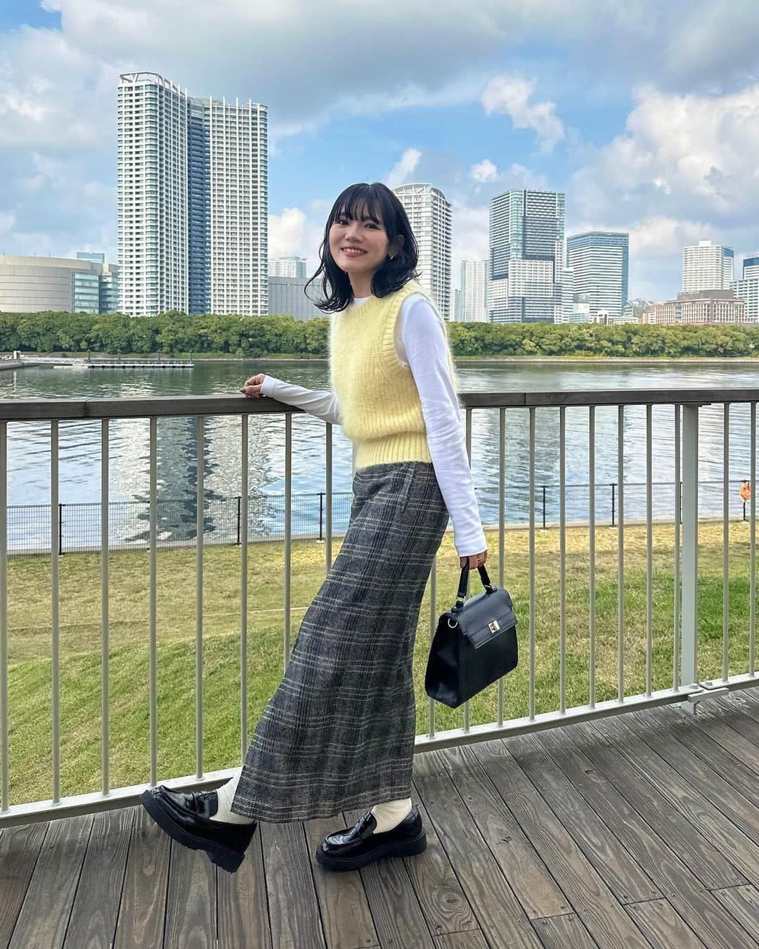 かほこ。のインスタグラム：「ㅤㅤㅤㅤㅤㅤㅤㅤㅤㅤㅤㅤㅤ ㅤㅤㅤㅤㅤㅤㅤㅤㅤㅤㅤㅤㅤ top & knit : #cos skirt : #formeque bag : #lowrysfarm loafers : #uniqlo ㅤㅤㅤㅤㅤㅤㅤㅤㅤㅤㅤㅤㅤ INIのライブの日🫶🏻💛 ㅤㅤㅤㅤㅤㅤㅤㅤㅤㅤㅤㅤㅤ スカートにイエローのラインが入ってるので、イエローのほわほわベストと相性良かった🌼 ㅤㅤㅤㅤㅤㅤㅤㅤㅤㅤㅤㅤㅤ #kaho_fashion」