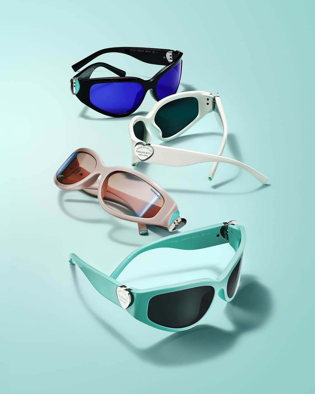 ティファニーのインスタグラム：「Our iconic collection is growing. In 1966, we debuted the first Return to Tiffany® key ring. Today, the latest evolution of this legendary motif is brought to life with a collection of new wraparound eyewear designs. Link in bio. #TiffanyEyewear #ReturnToTiffany #TiffanyAndCo」