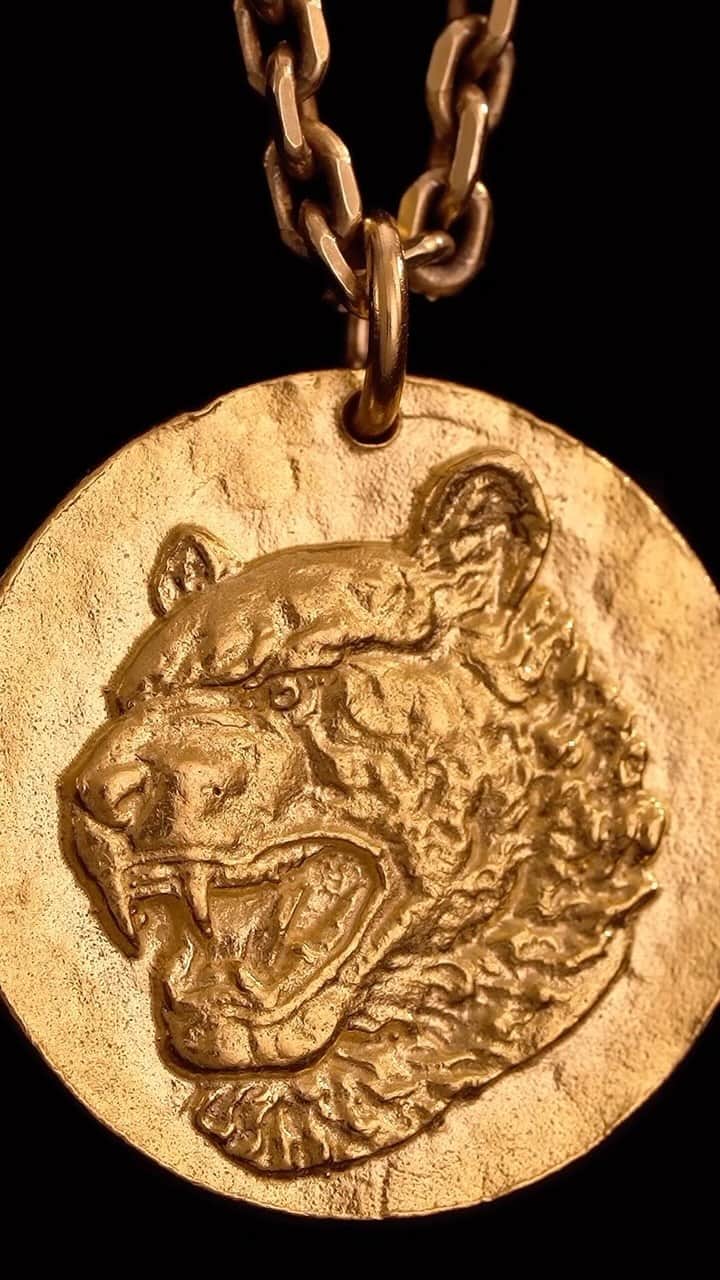 艾未未のインスタグラム：「An unprecedented fine art jewelry collaboration from TASCHEN and Ai Weiwei.    ‘The Zodiac Charms’ honor Ai’s seminal 2010 work ‘Circle of Animals/Zodiac Heads’. Sculpted by the artist and hand-cast in 999 pure gold, the charms explore history, authenticity, cultural dialogue, and the multifaceted personal meanings the Chinese zodiac has held over the centuries.   Available on taschen.com and in stores   @aiww」