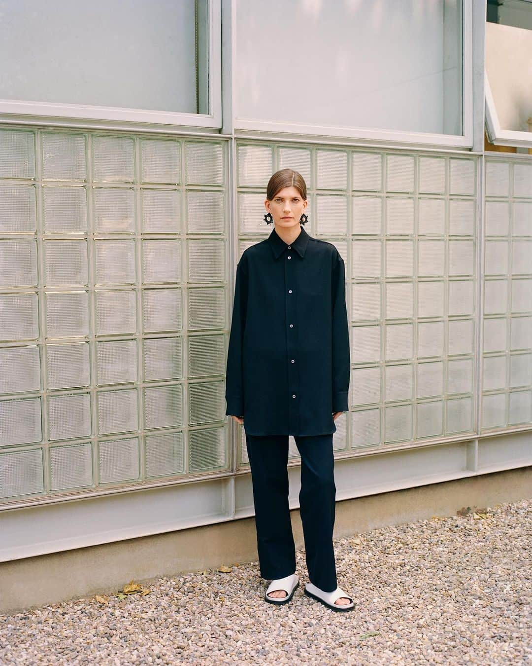 スタジオ ニコルソンのインスタグラム：「Winter Co-ords | The bestselling Santos shirt and Acuna pant in black - both cut from a fluid technical wool blend | #studionicholson」