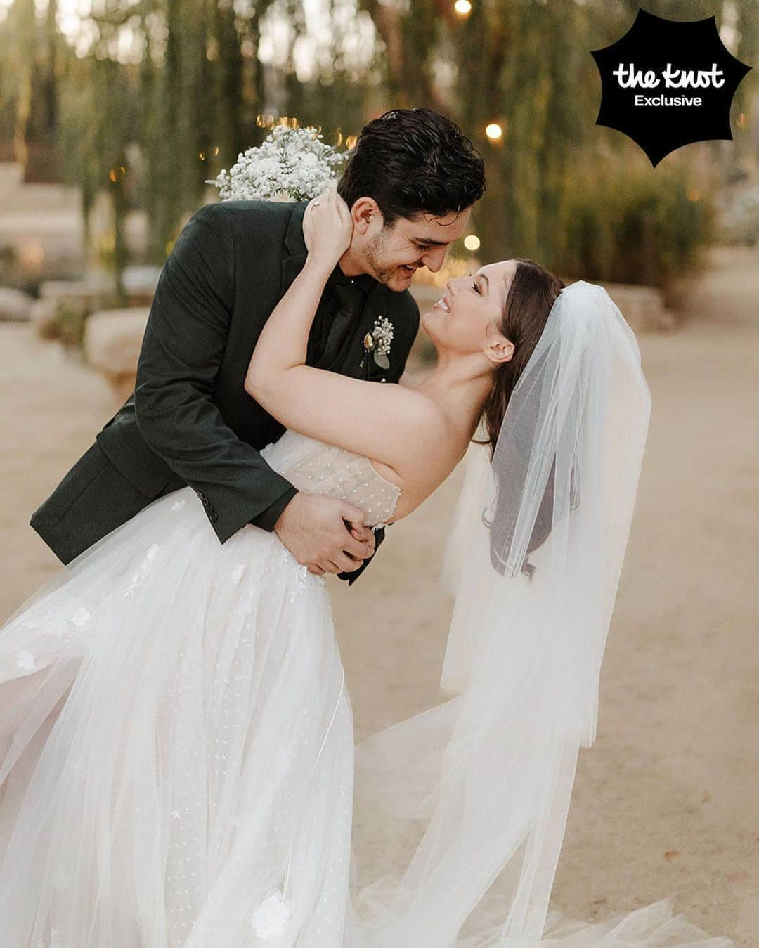 サミー・ハンラティのインスタグラム：「The day of her dreams ✨ Yellowjackets star Samantha Hanratty is MARRIED! Samantha and *now husband* Christian DeAnda went on a hike on their first date, Samantha says in that moment she knew they were "in it for the long haul". Now they are taking their first steps as husband and wife, just three years later. 🤍  Head to the link in bio to get the exclusive first look at photos and details from the couples' stunning day. 🙌  Ceremony and Reception Venue: @terramiapr Photographer: @michellerollerphoto Videographer: @loveinfocusfilms Coordinator: @blushandtwinedesigns  Event Designer: Ellen Hanratty Florist: Diane Lannon Officiant: Christopher Senderling Wedding Dress: @chicnostalgia via @epiphanyboutique_slo  Bridal Shoes: @Aldo Groom's Suit: @menswearhouse Engagement Ring: @jamesallenrings Wedding Rings: @jamesallenrings and @jaredthegalleriaofjewelry Hair: @tigerlilysalon // @conscious_kate Makeup: @marykula_mua Invitations: @TheKnot and @paperlesspost Catering: @ribline Cake: @crushcakescafe Desserts: @monikasmacarons, @sweetpeabakery, @crumblcookies, @nowheychocolate;  Music: @caliwestdjs1 Entertainment: @tj_booth, @bumble Bridesmaids Dresses: @birdygrey Custom Cake Cutter/Server & Champagne Glasses: @elenahonch.wed Rehearsal Dinner Venue: @Patinapaso // @CalCoastBeer Beer: @FirestoneWalker Wine: @Sextantwines」