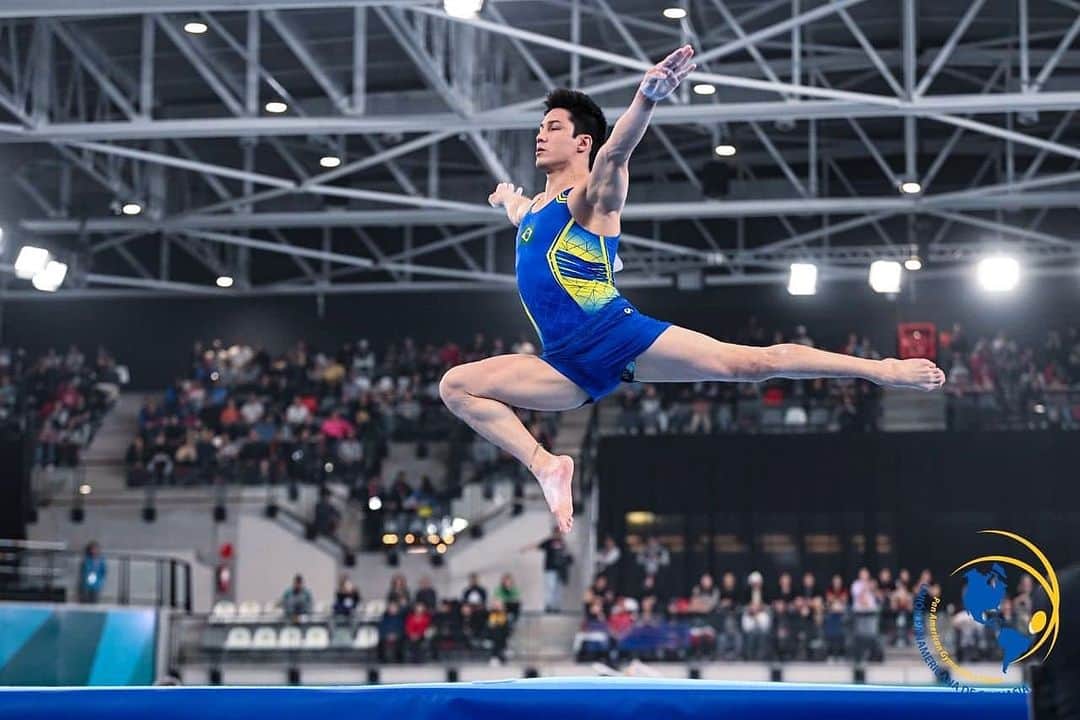 アルトゥール・オヤカワ・マリアノのインスタグラム：「Boa semanaaaaa 🐥 Photo: @upagpagu  . .  #EsporteClubePinheiros #ComitêOlimpicoBrasileiro #COB #TimeBrasil #Caixa #LoteriasCaixa #Cbg #BolsaPodio  #ForçasNoEsporte #Cda #preventsenior  #newon #Aminovital #TimeAjinomoto #CaruCafe #Gymnastics #PAARGA #rpfelipepaulino」