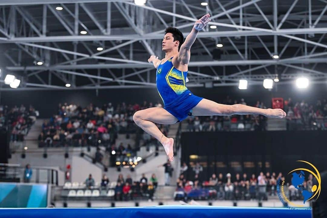 アルトゥール・オヤカワ・マリアノのインスタグラム：「Boa semanaaaaa 🐥 Photo: @upagpagu  . .  #EsporteClubePinheiros #ComitêOlimpicoBrasileiro #COB #TimeBrasil #Caixa #LoteriasCaixa #Cbg #BolsaPodio  #ForçasNoEsporte #Cda #preventsenior  #newon #Aminovital #TimeAjinomoto #CaruCafe #Gymnastics #PAARGA #rpfelipepaulino」