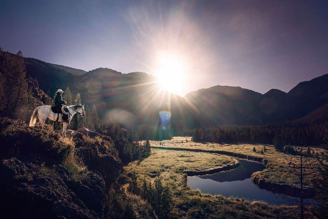 NikonUSAさんのインスタグラム写真 - (NikonUSAInstagram)「Sunrise in Rocky Mountain National Park with @nikonusa.   You might think a photo session at sunrise means soft golden light, but here in Colorado next to the Rockies it can mean the first rays of light are harsh, high and challenging to capture.  The Nikon Z8 makes finding focus even when light is filling my lens a breeze.  With the auto focus subject detection options, I can choose for the focus to land on humans and animals.  So even in the brightest light with moving subjects, the camera will detect and follow my subject's eye and I will always achieve tack sharp focus.    I am THRILLED to be able to shoot with this powerhouse of a camera that Nikon gifted me.  The focus is truly something you've got to see to believe.    @Nikonusa #nikoncreators #z8 #Nikon #sponsored」11月14日 0時12分 - nikonusa