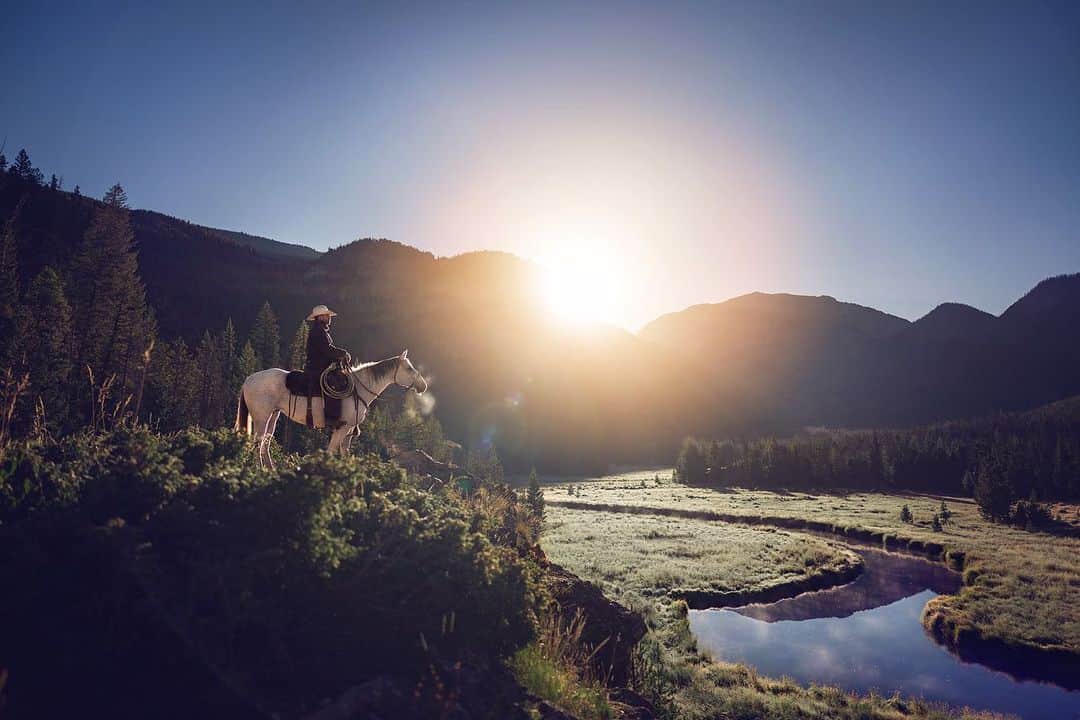 NikonUSAのインスタグラム：「Sunrise in Rocky Mountain National Park with @nikonusa.   You might think a photo session at sunrise means soft golden light, but here in Colorado next to the Rockies it can mean the first rays of light are harsh, high and challenging to capture.  The Nikon Z8 makes finding focus even when light is filling my lens a breeze.  With the auto focus subject detection options, I can choose for the focus to land on humans and animals.  So even in the brightest light with moving subjects, the camera will detect and follow my subject's eye and I will always achieve tack sharp focus.    I am THRILLED to be able to shoot with this powerhouse of a camera that Nikon gifted me.  The focus is truly something you've got to see to believe.    @Nikonusa #nikoncreators #z8 #Nikon #sponsored」