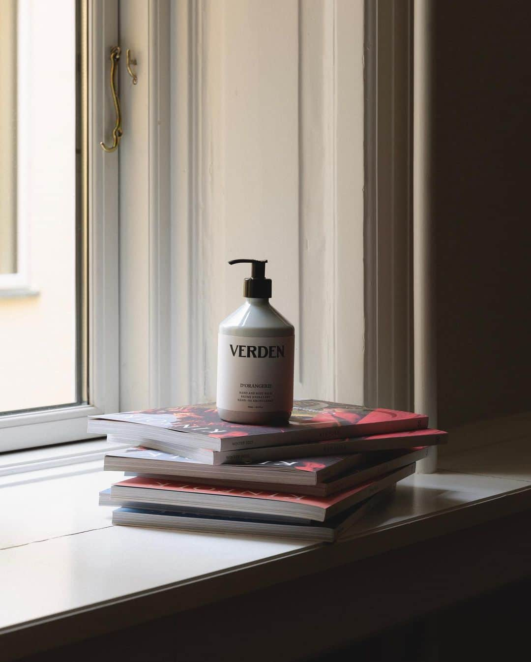 Kinfolk Magazineのインスタグラム：「🫧 FREE gift alert 🫧 Get a free @verden.world hand and body balm worth $85 when you subscribe to Kinfolk today. Use code VERDEN at checkout on Kinfolk.com. Hurry—quantities are limited!  Only valid with new premium subscriptions. Offer valid in the US, UK and Europe.  (Photos: @ceciliejegsen, @sophiejanekirk, @amardeep)」