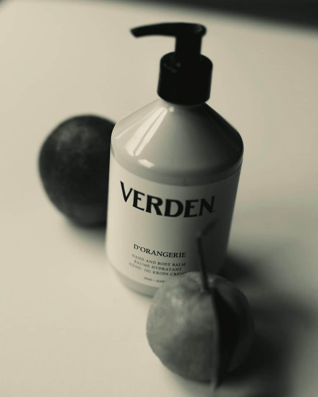 Kinfolk Magazineさんのインスタグラム写真 - (Kinfolk MagazineInstagram)「🫧 FREE gift alert 🫧 Get a free @verden.world hand and body balm worth $85 when you subscribe to Kinfolk today. Use code VERDEN at checkout on Kinfolk.com. Hurry—quantities are limited!  Only valid with new premium subscriptions. Offer valid in the US, UK and Europe.  (Photos: @ceciliejegsen, @sophiejanekirk, @amardeep)」11月14日 0時04分 - kinfolk